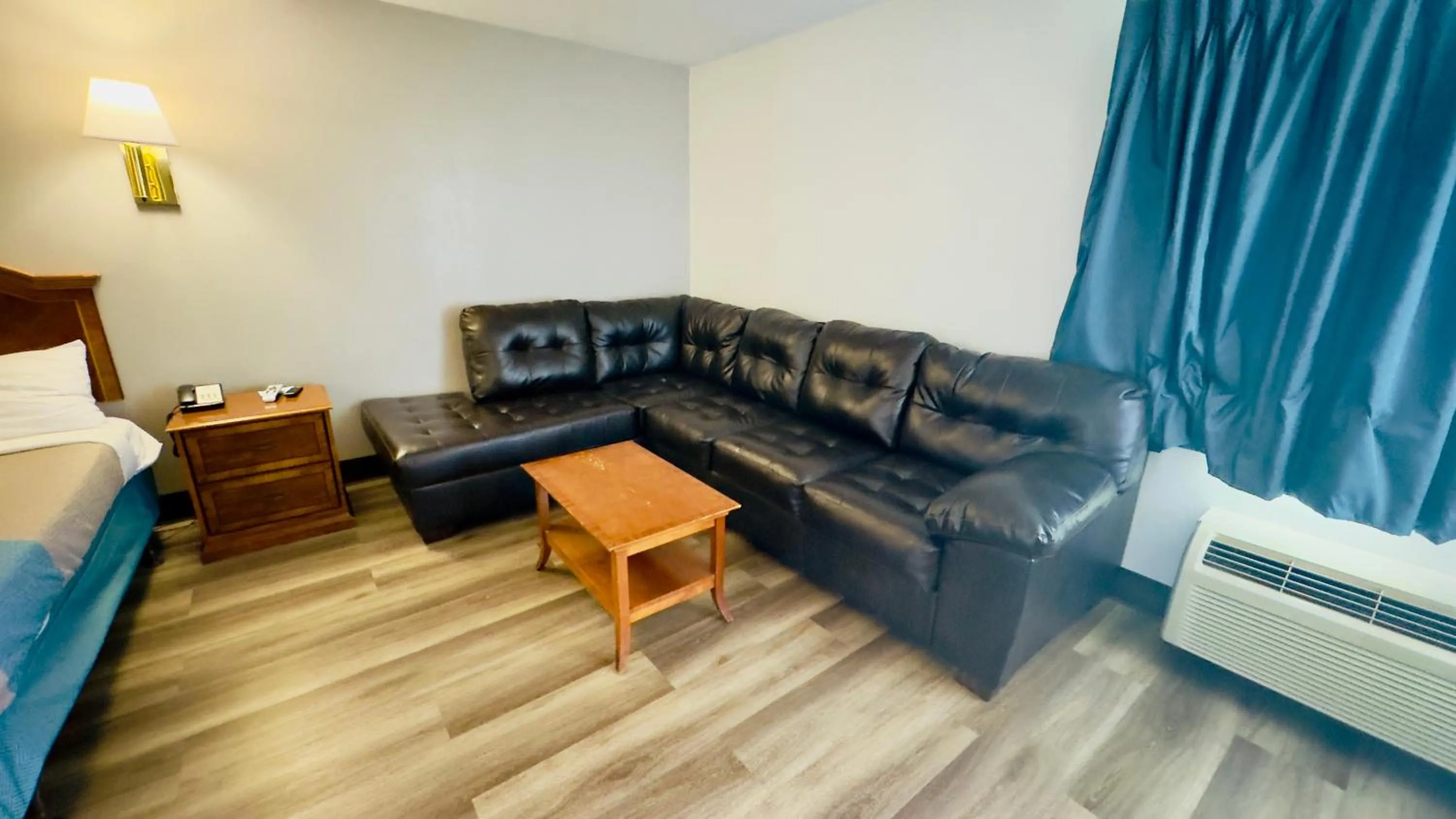 Seating area, Bed in Motel 6 McGraw, NY - Cortland