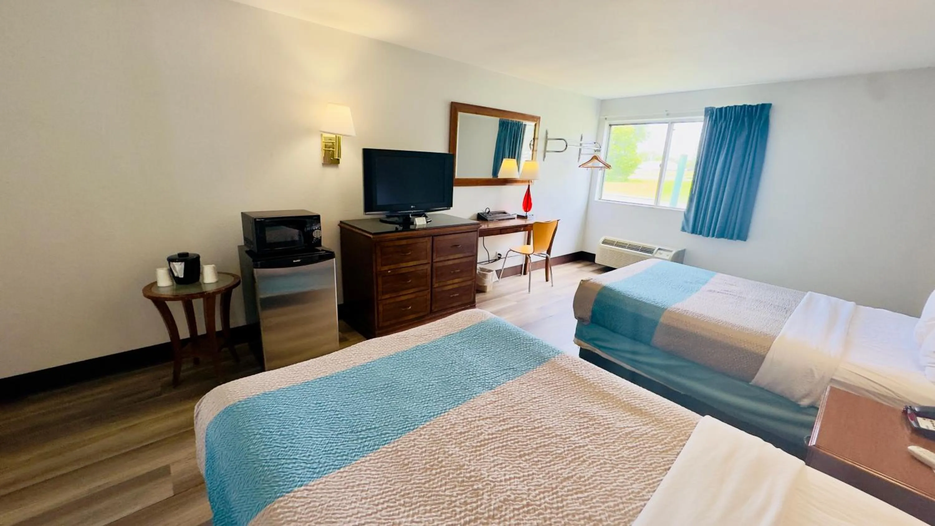 TV and multimedia, Bed in Motel 6 McGraw, NY - Cortland