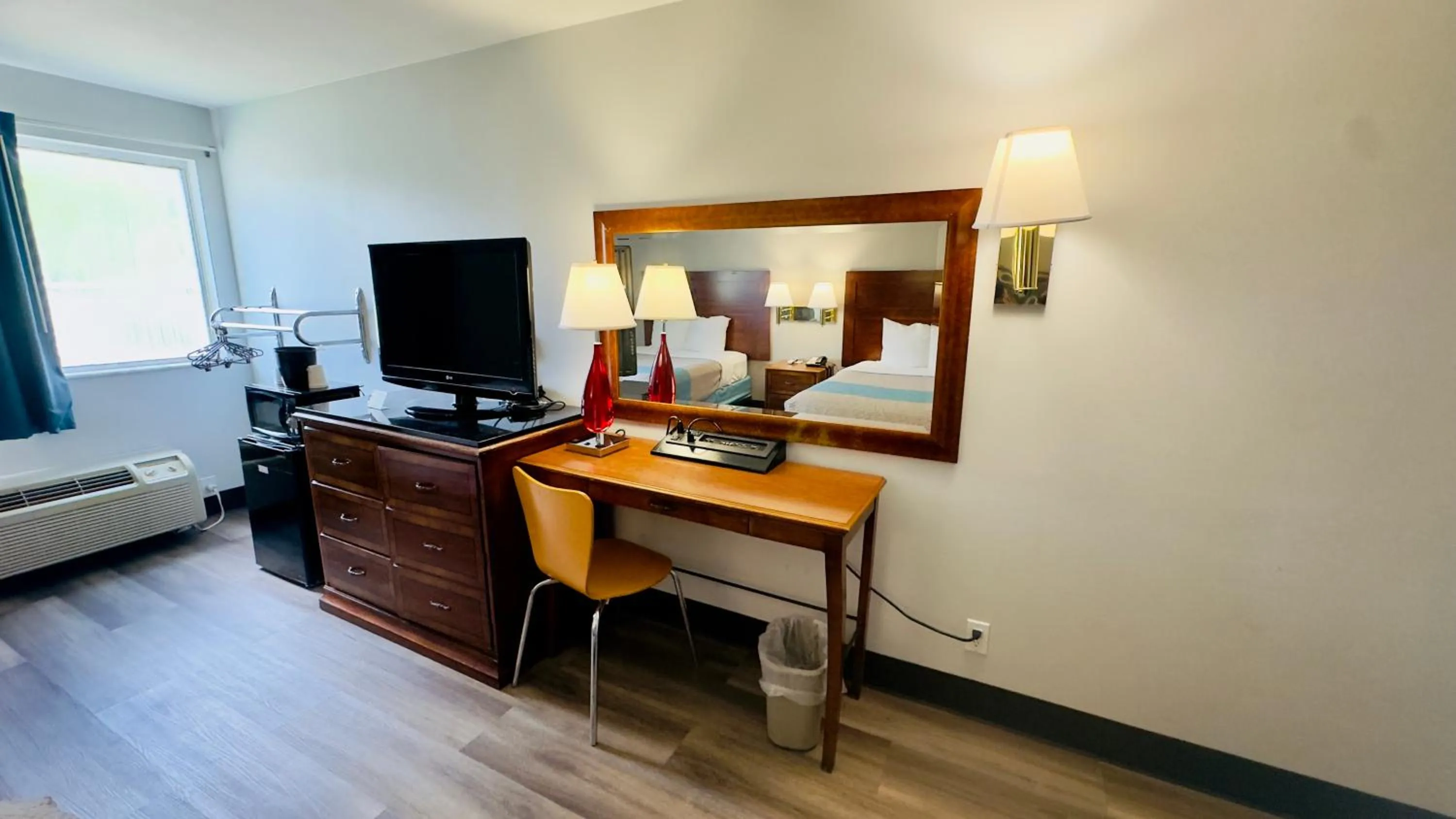 TV and multimedia, Bed in Motel 6 McGraw, NY - Cortland