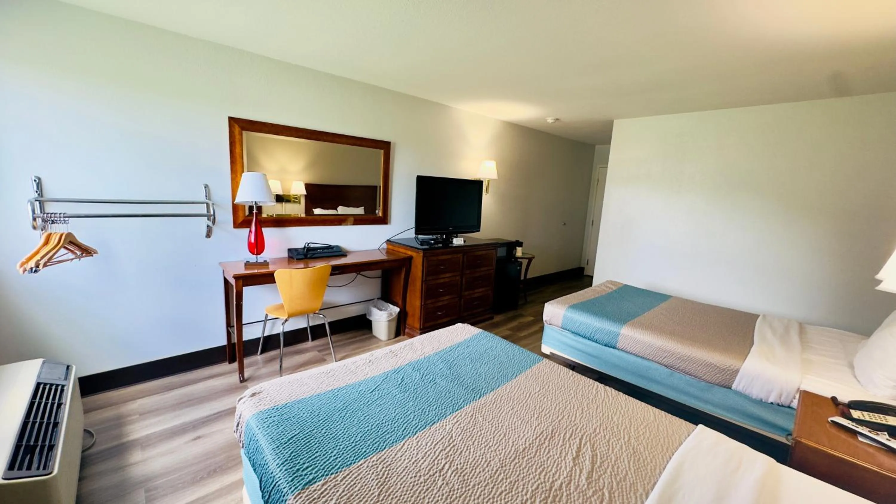 TV and multimedia, Bed in Motel 6 McGraw, NY - Cortland