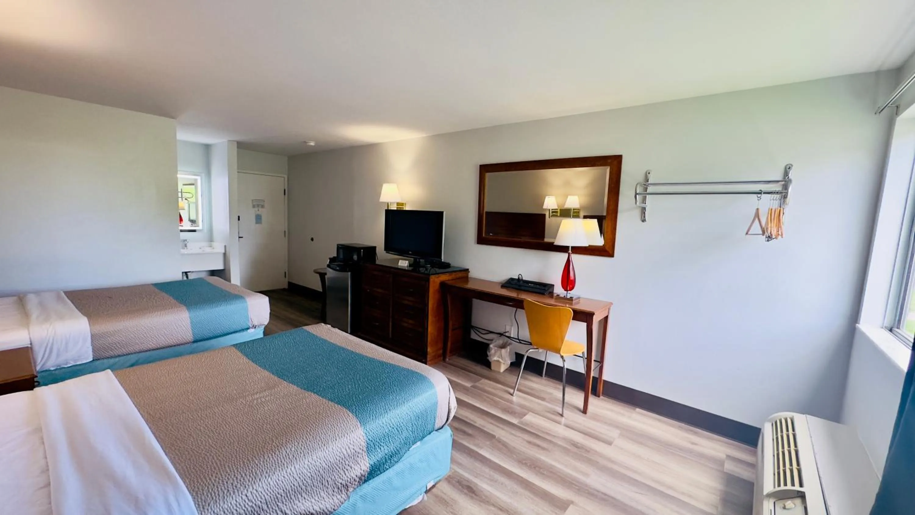 TV and multimedia, Bed in Motel 6 McGraw, NY - Cortland