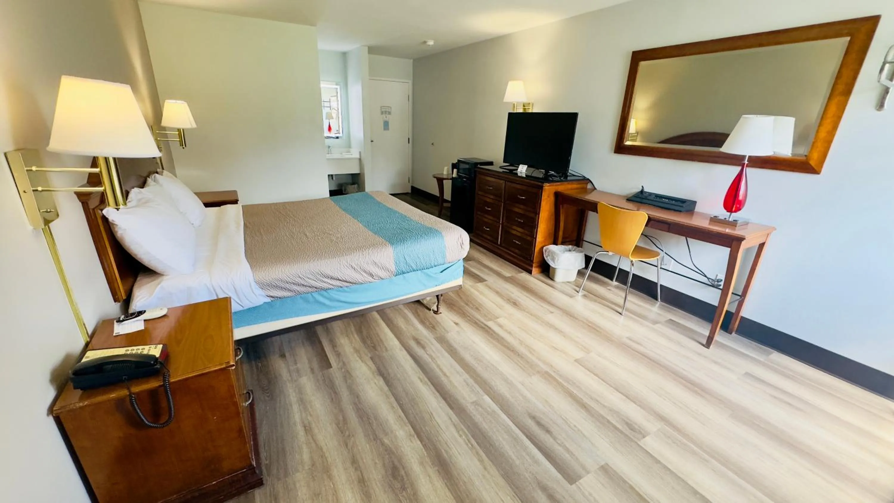 TV and multimedia, Bed in Motel 6 McGraw, NY - Cortland