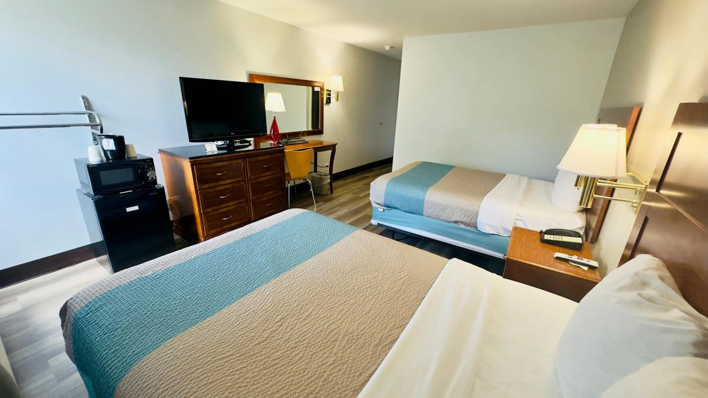 TV and multimedia, Bed in Motel 6 McGraw, NY - Cortland