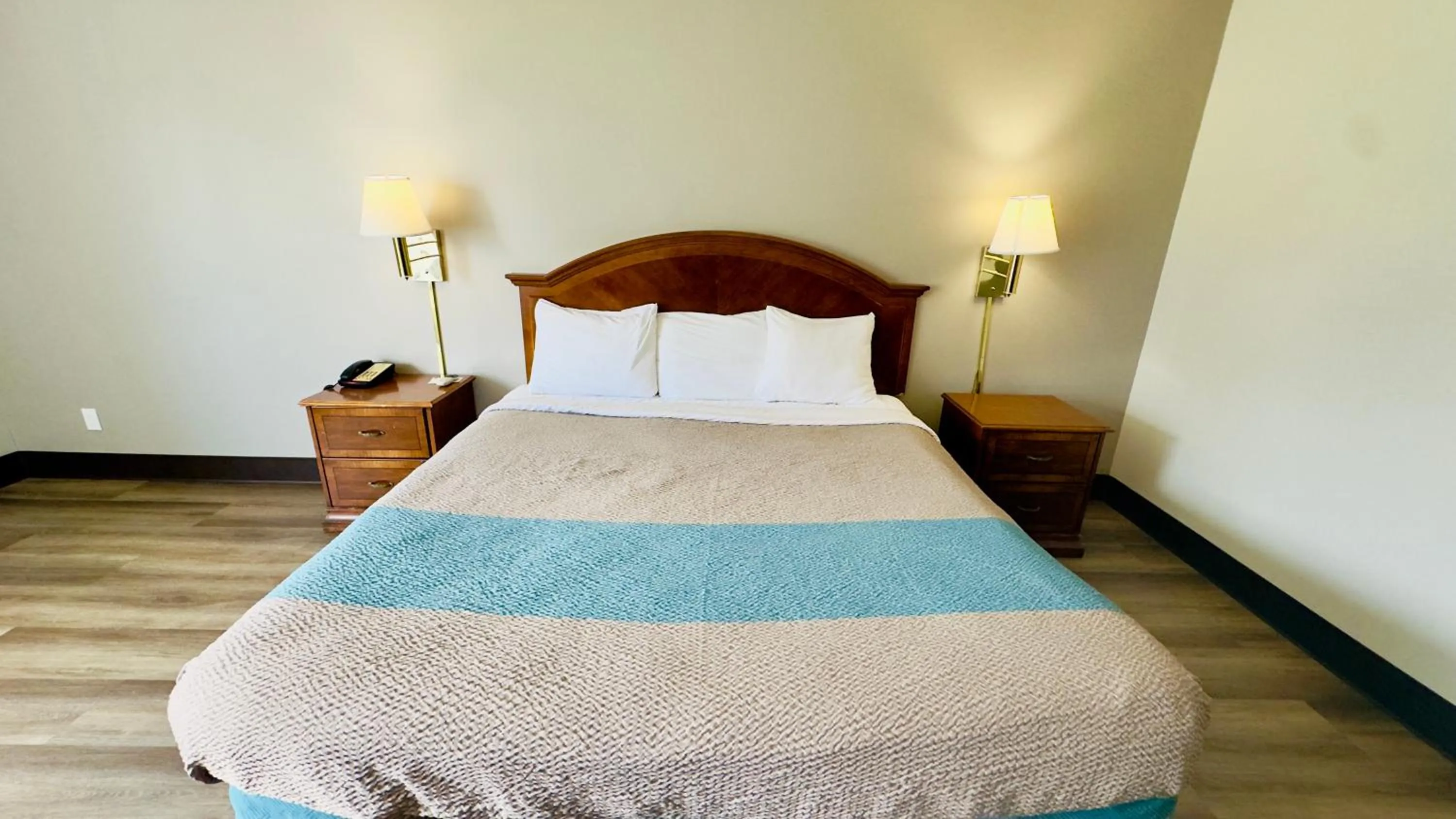 Bed in Motel 6 McGraw, NY - Cortland