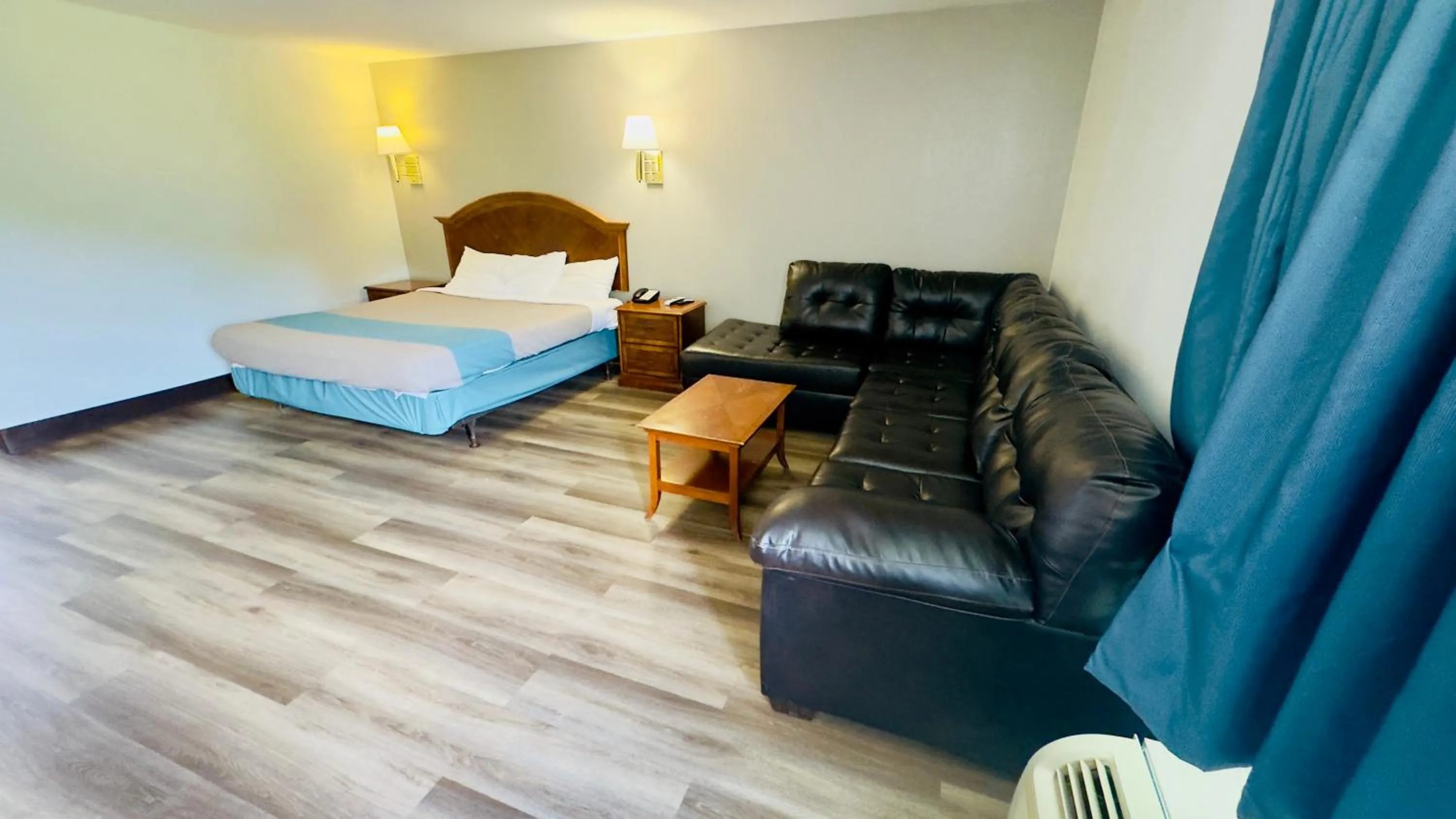 Seating area, Bed in Motel 6 McGraw, NY - Cortland