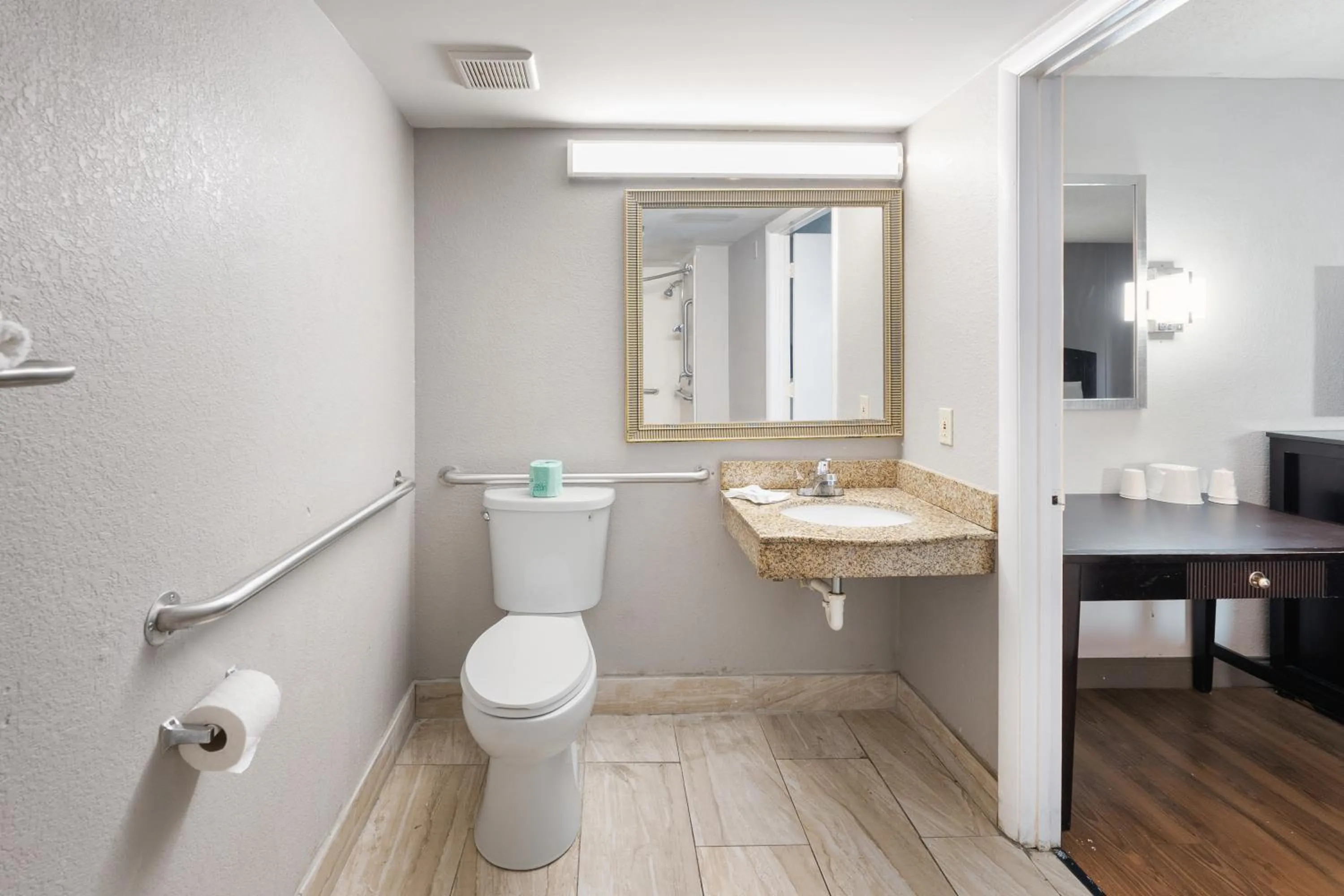 Shower in Red Carpet Inn Philadelphia Airport