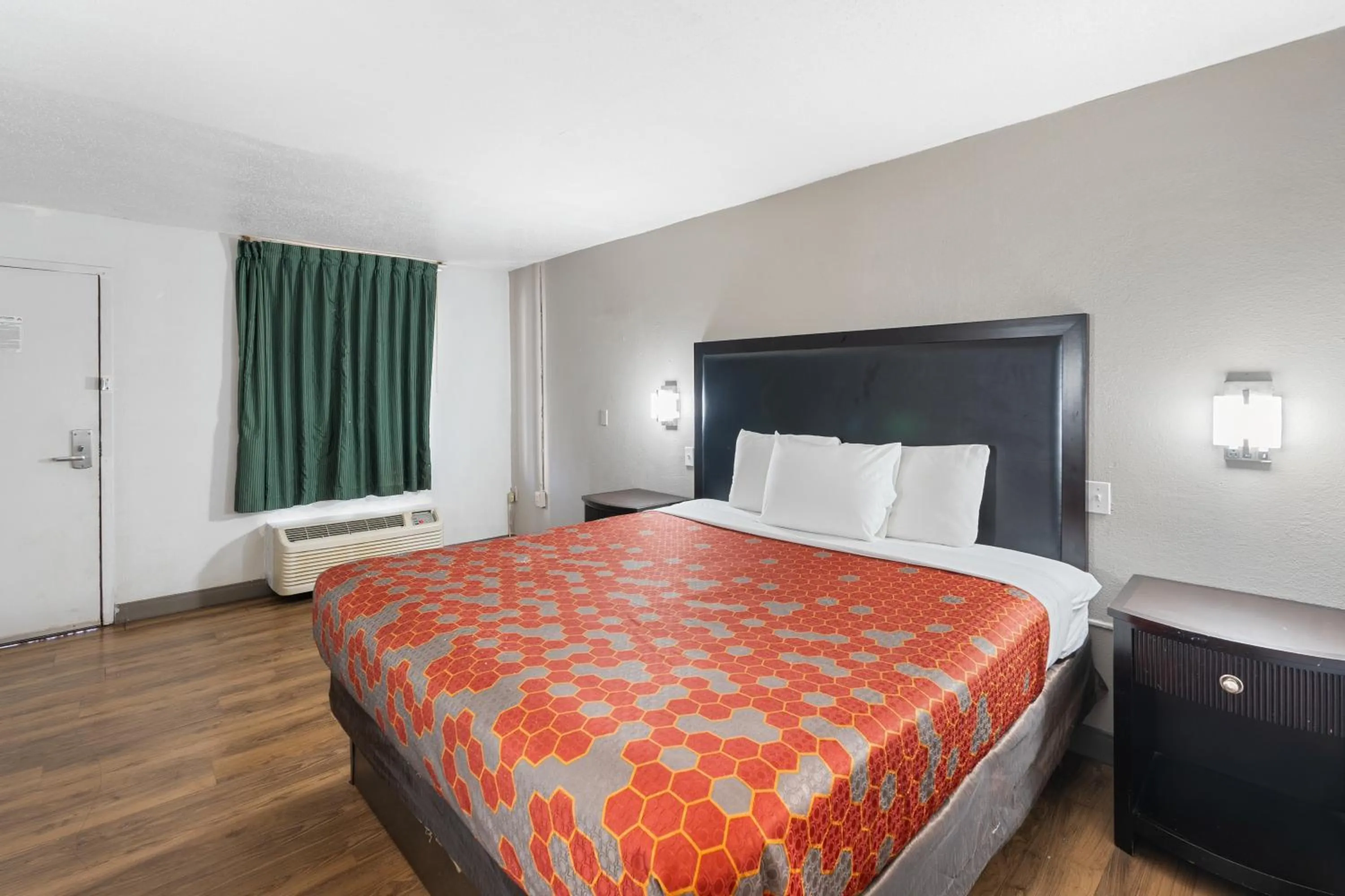 TV and multimedia, Bed in Red Carpet Inn Philadelphia Airport