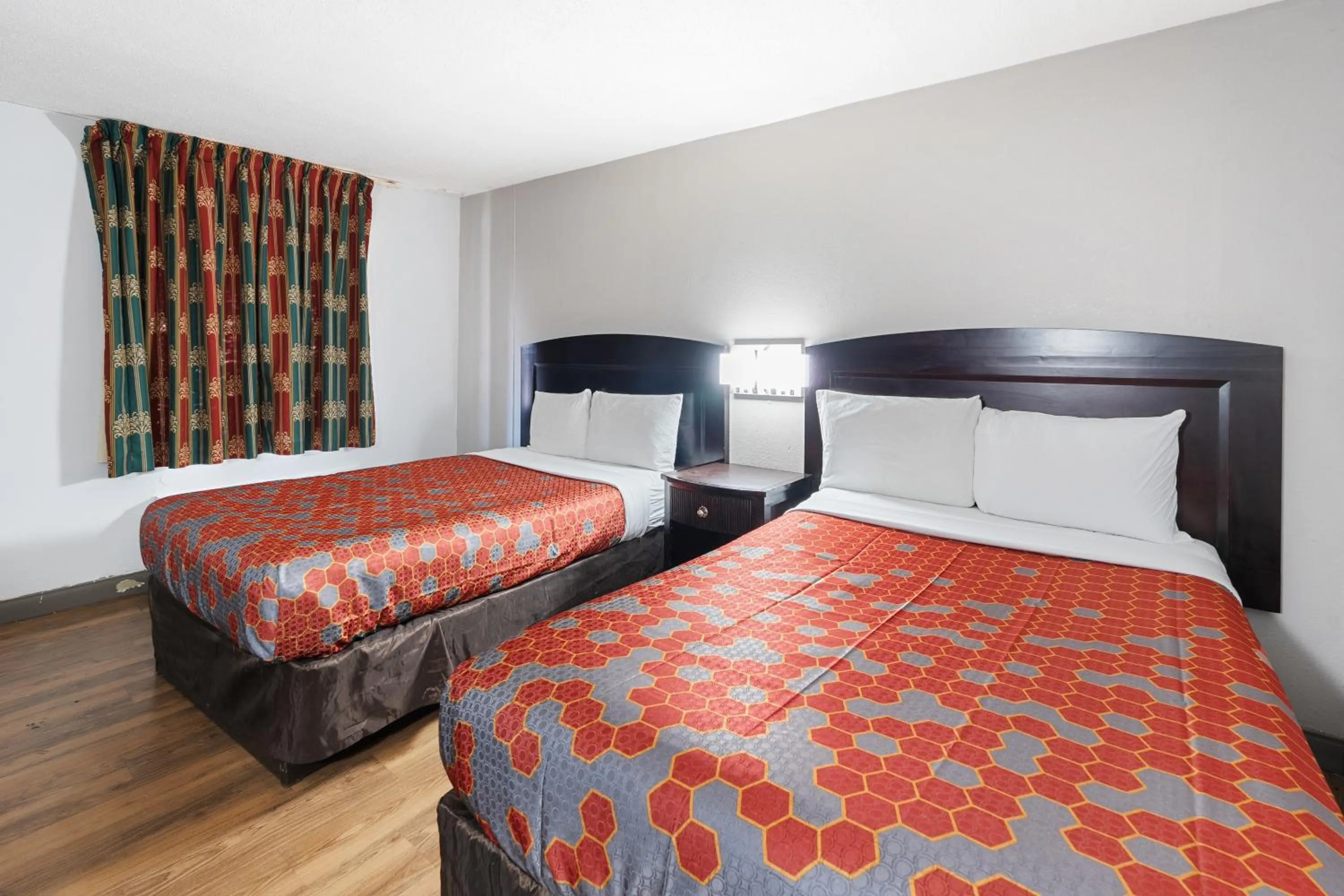 Bed in Red Carpet Inn Philadelphia Airport