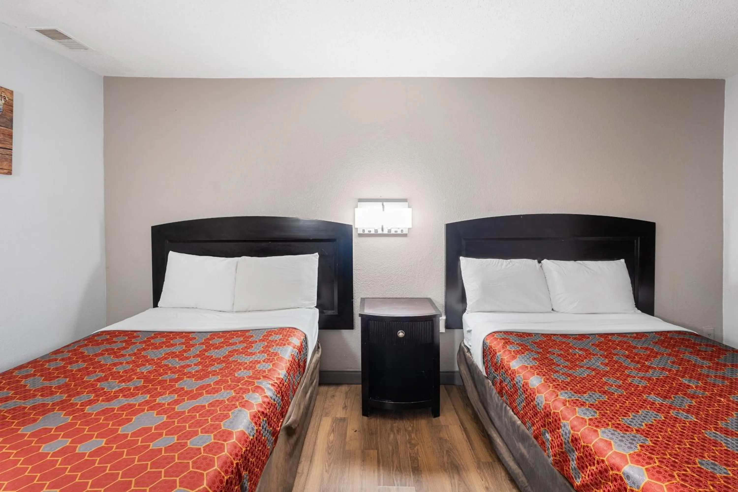 Bed in Red Carpet Inn Philadelphia Airport