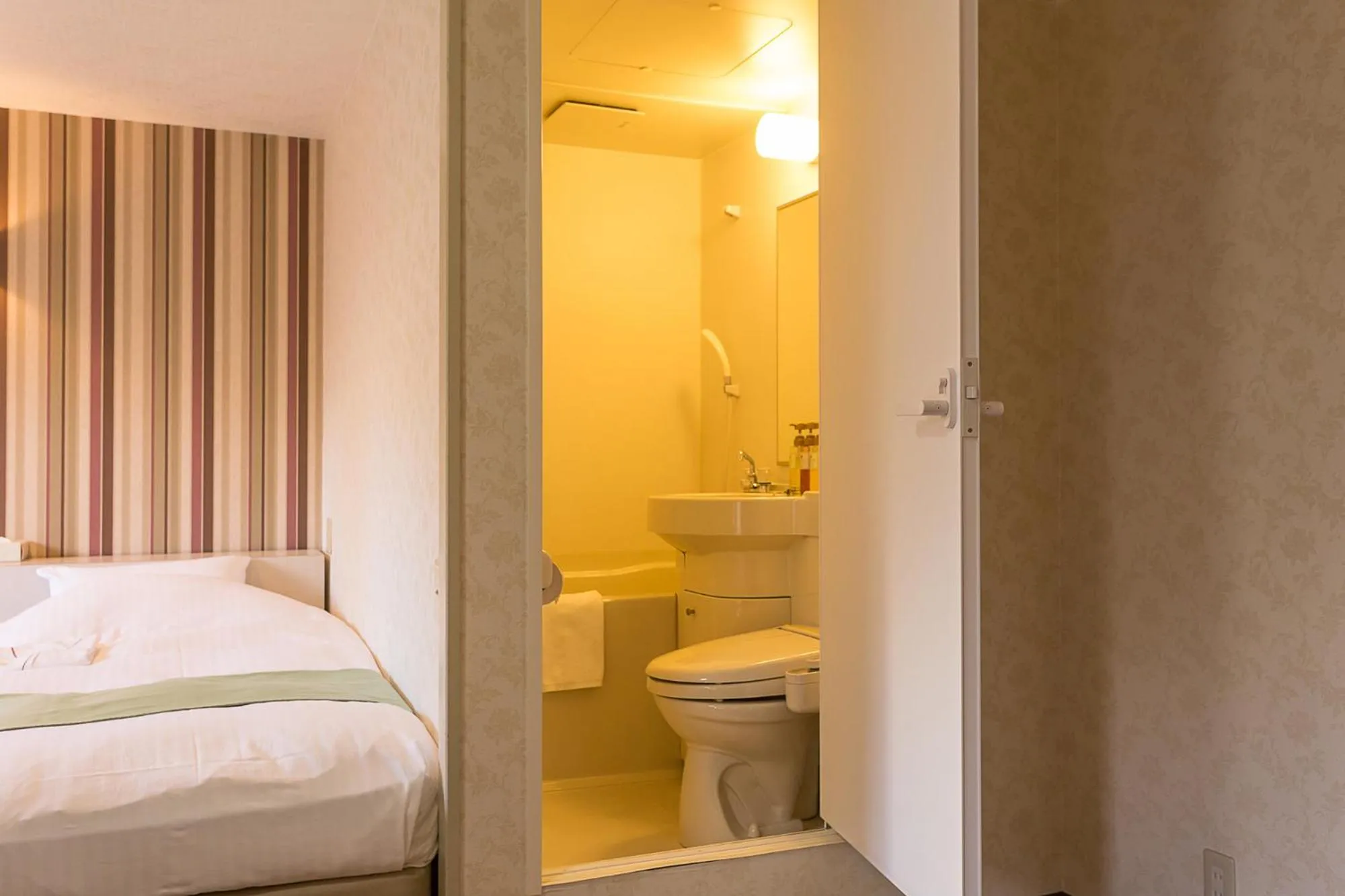 Toilet, Bed in Hotel Johzenji