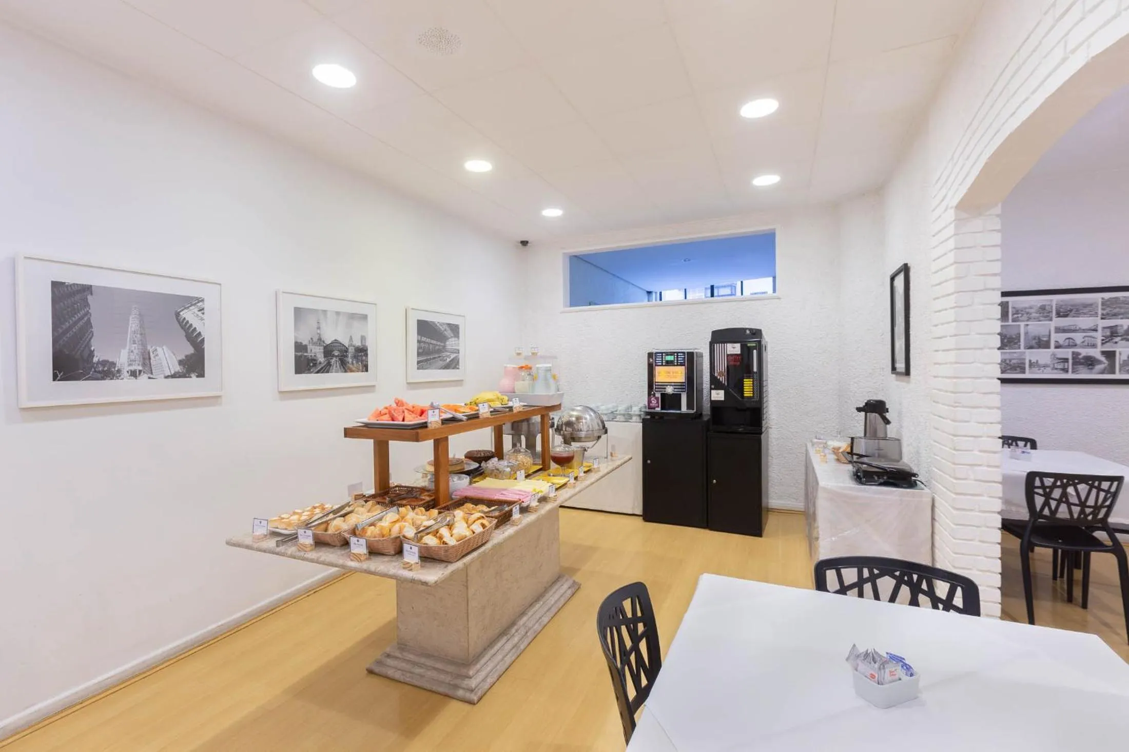 Restaurant/places to eat in Hotel Rojas All Suite