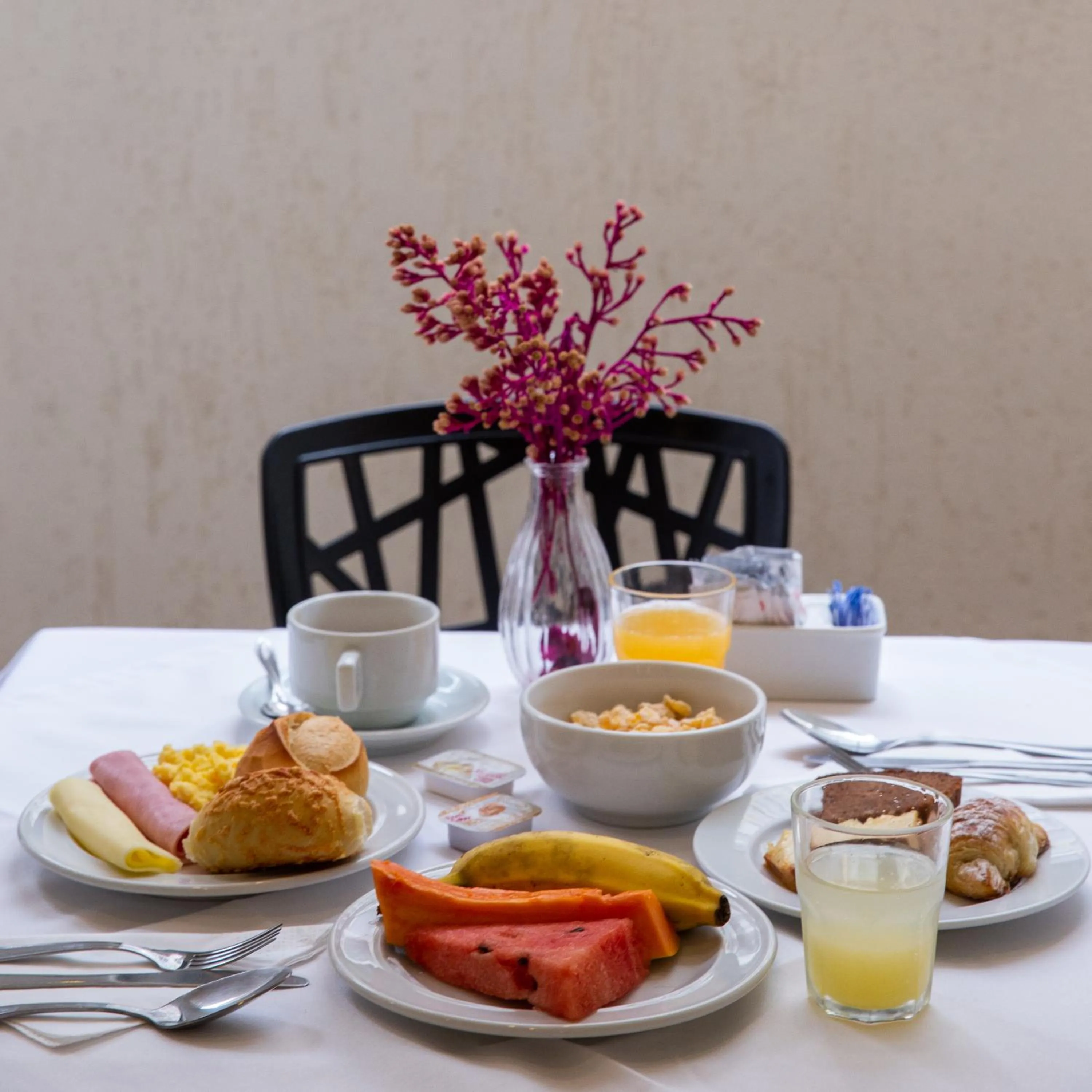 Breakfast in Hotel Rojas All Suite