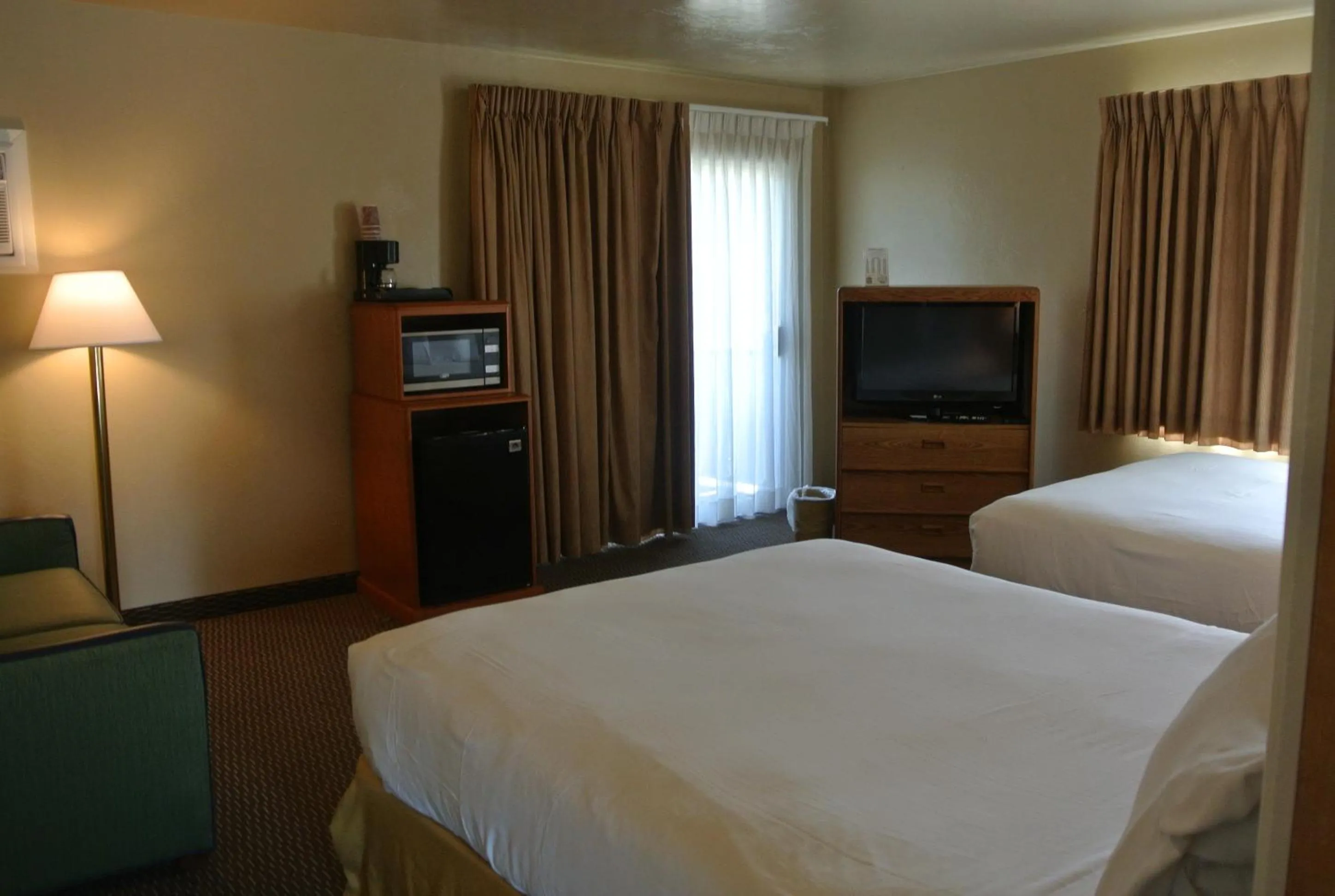 Bed in Vino Inn & Suites