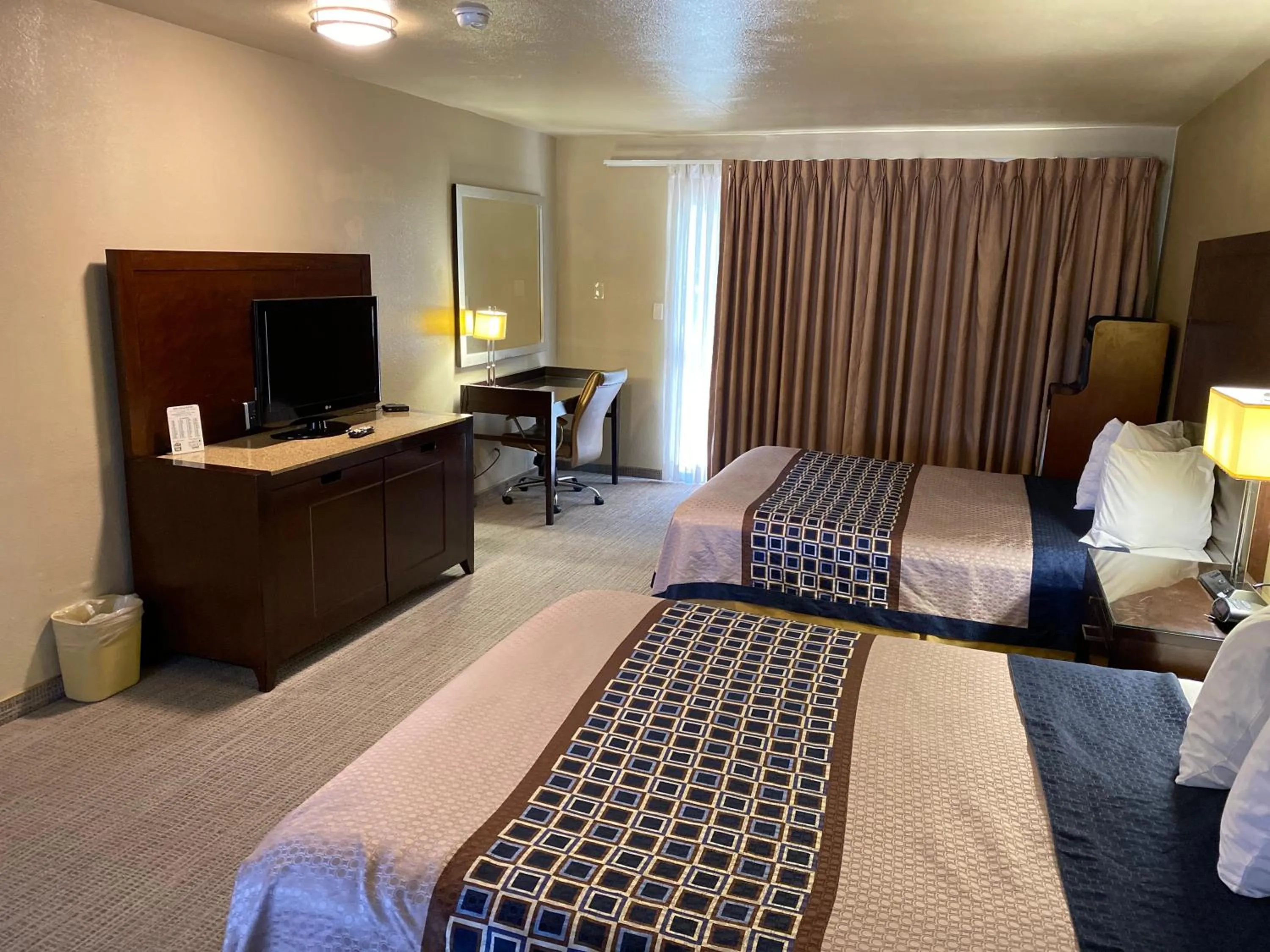 Bed in Vino Inn & Suites