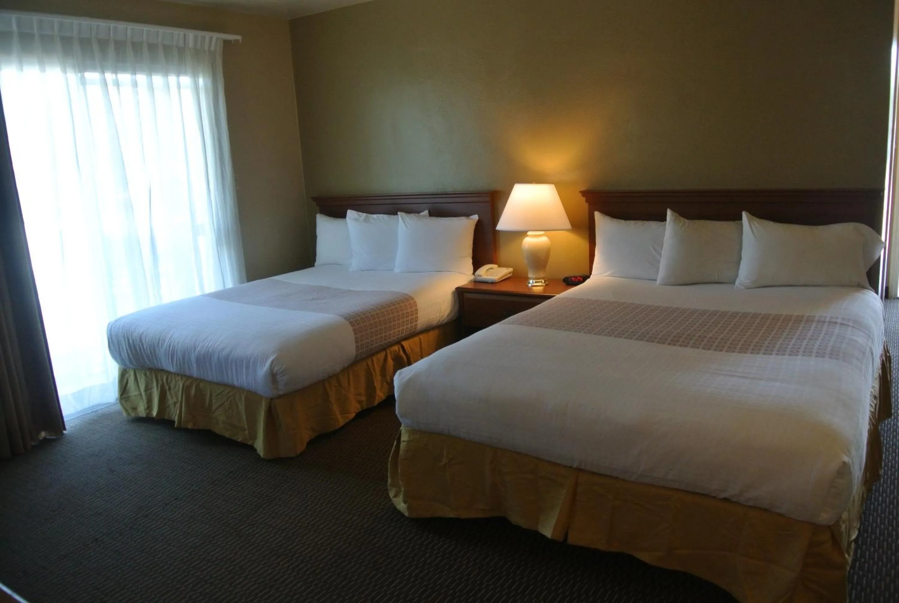 Bed in Vino Inn & Suites