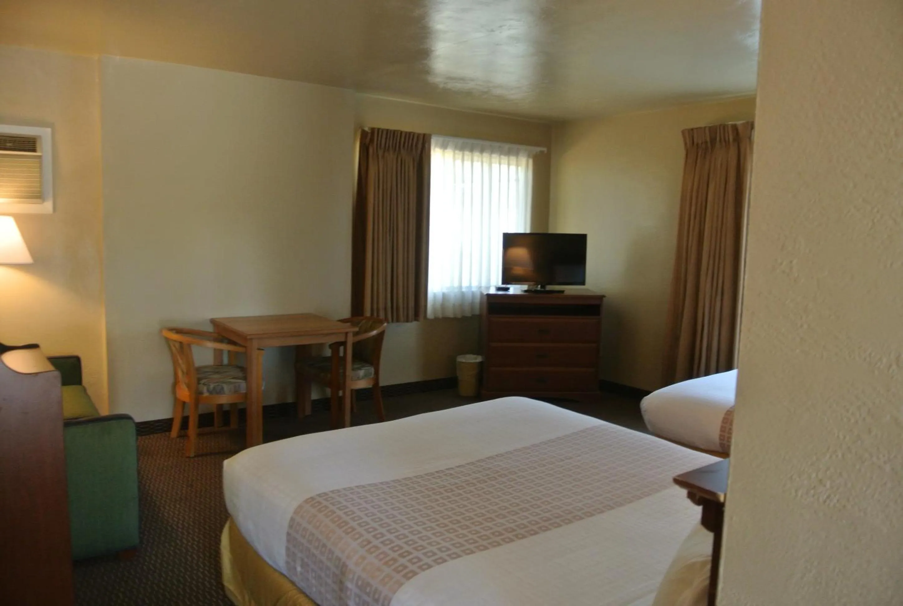 Bed in Vino Inn & Suites