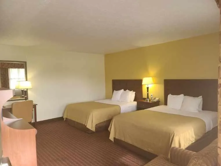 Bed in Budget Inn - Farmington