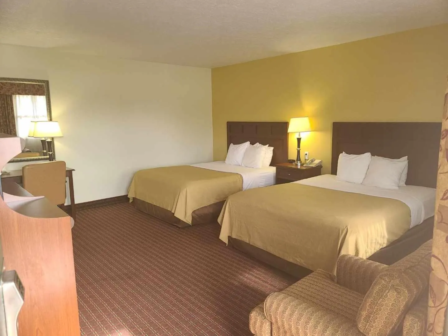 Bed in Budget Inn - Farmington