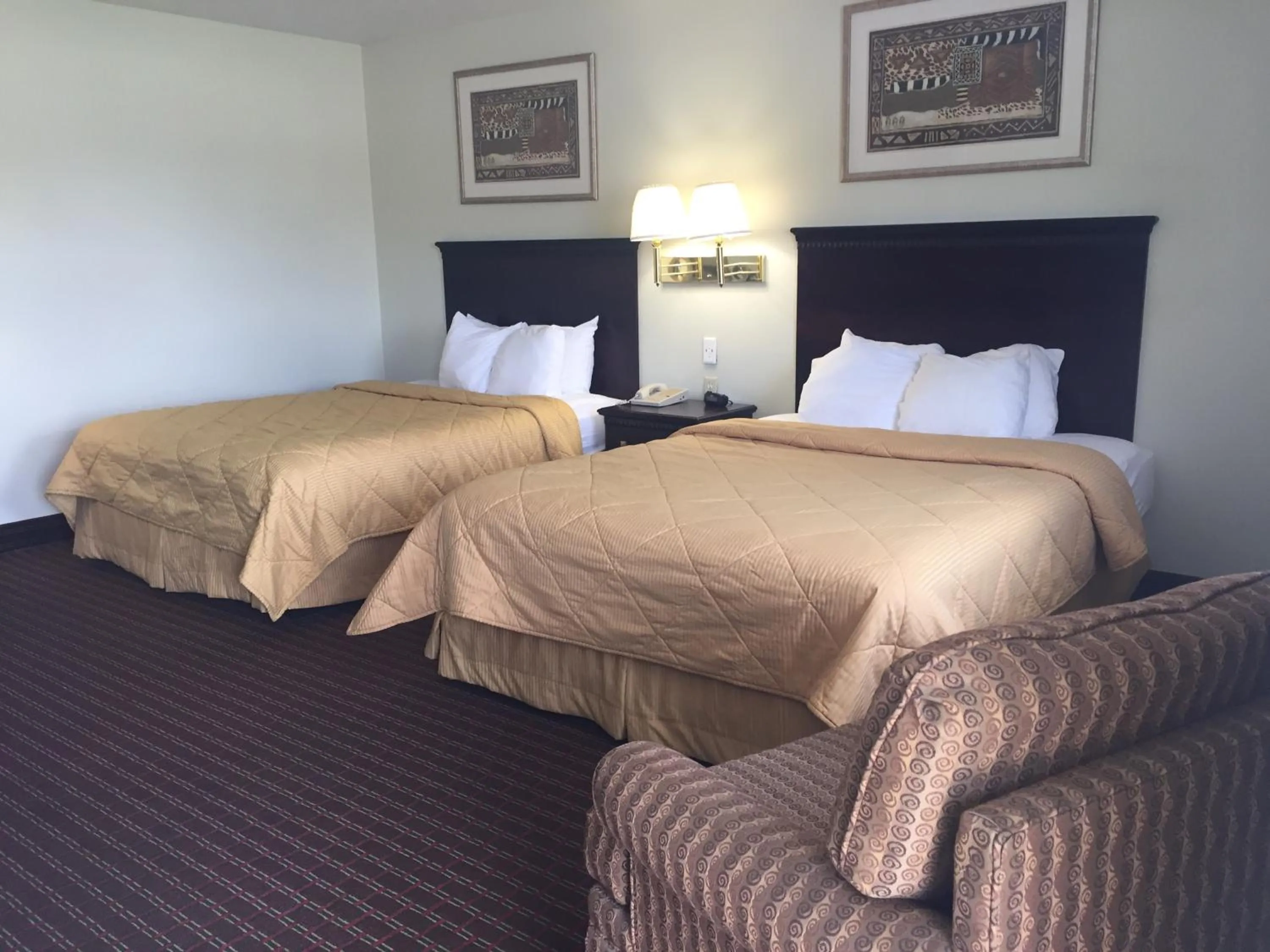 Bedroom, Bed in Budget Inn - Farmington