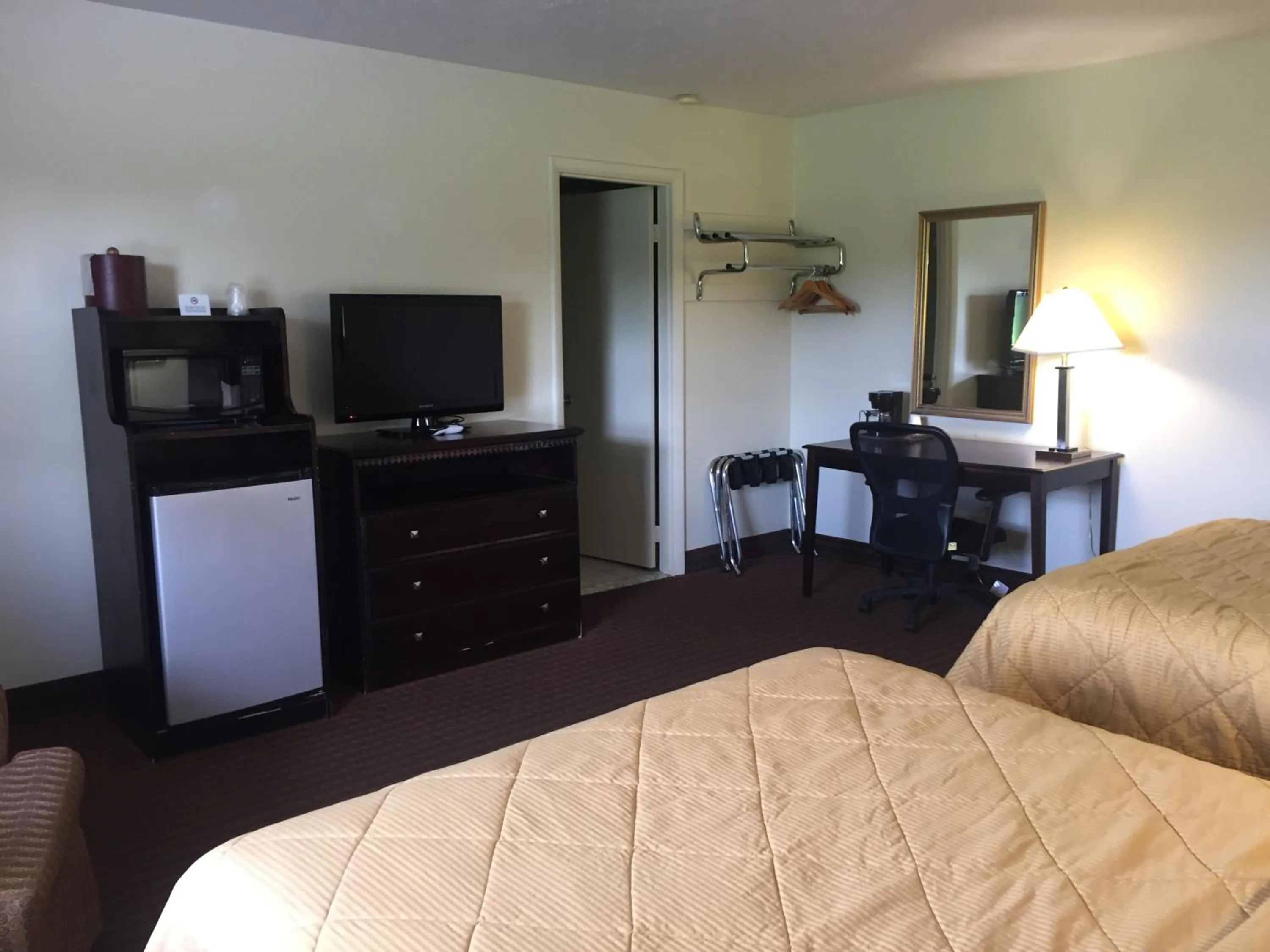 TV and multimedia, Bed in Budget Inn - Farmington