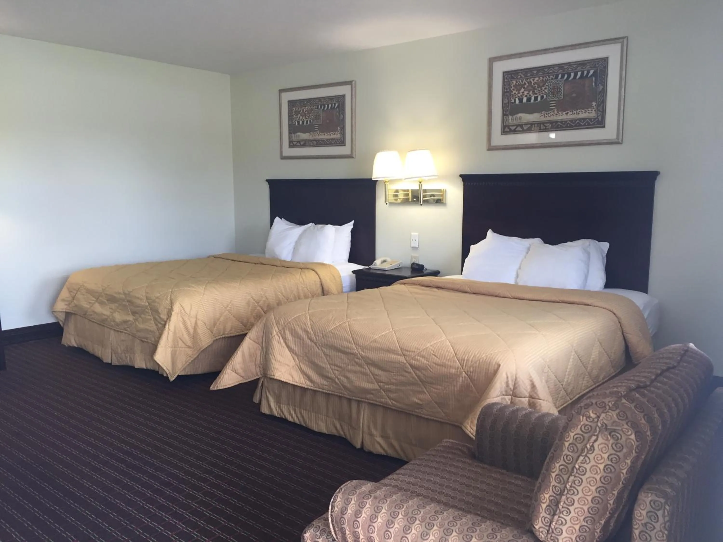 Bedroom, Bed in Budget Inn - Farmington