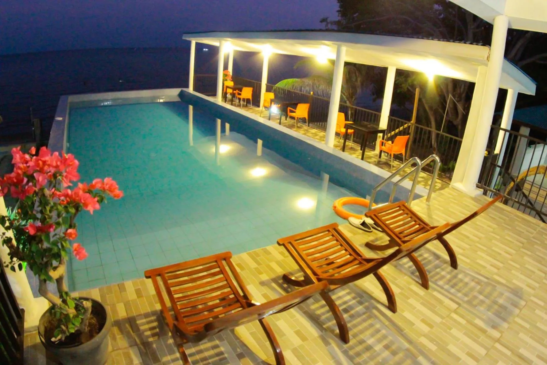 Restaurant/places to eat in FX72 Beach Resort Maumere