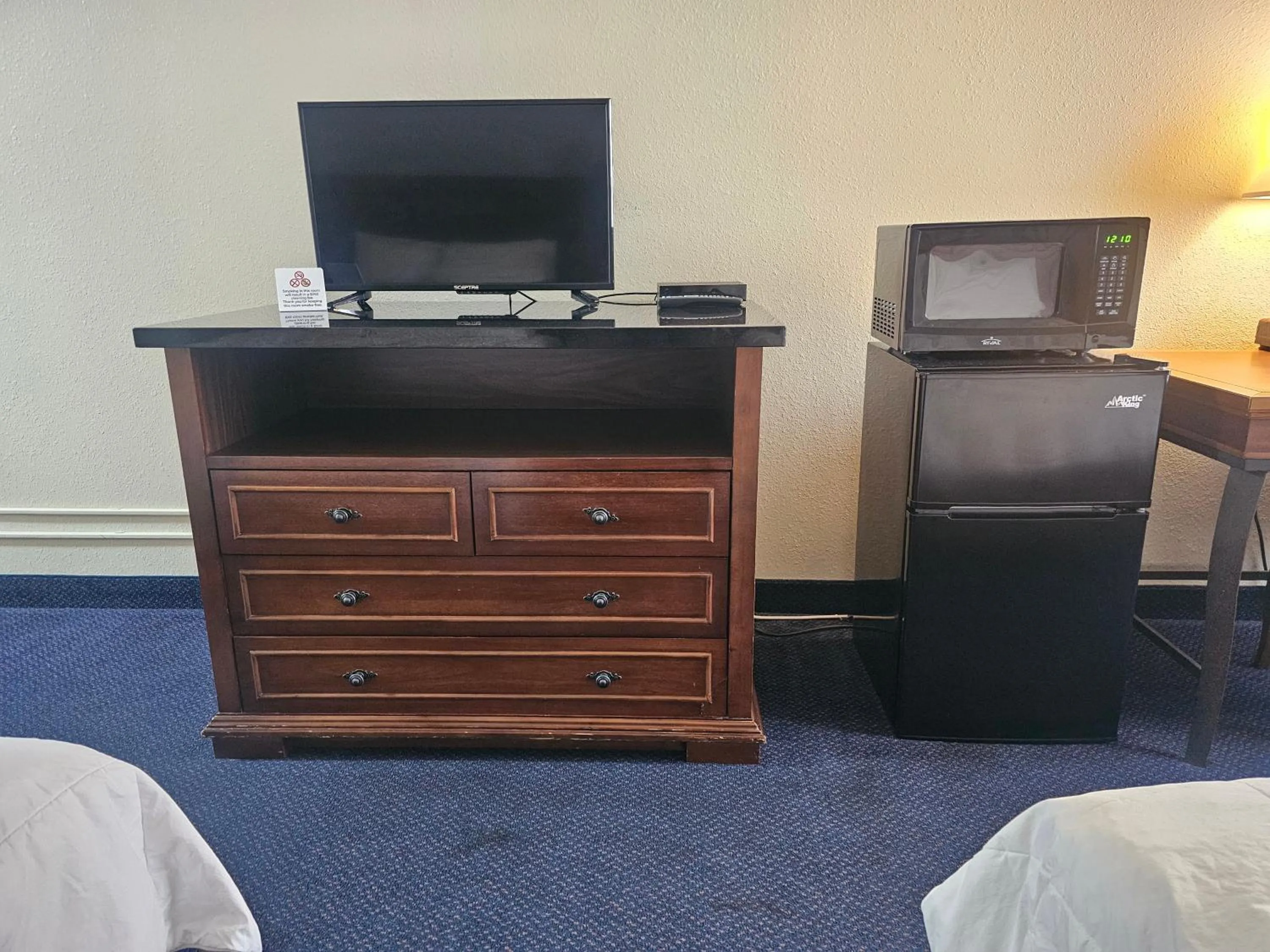 TV and multimedia, Bed in Broadway Inn Conference Center