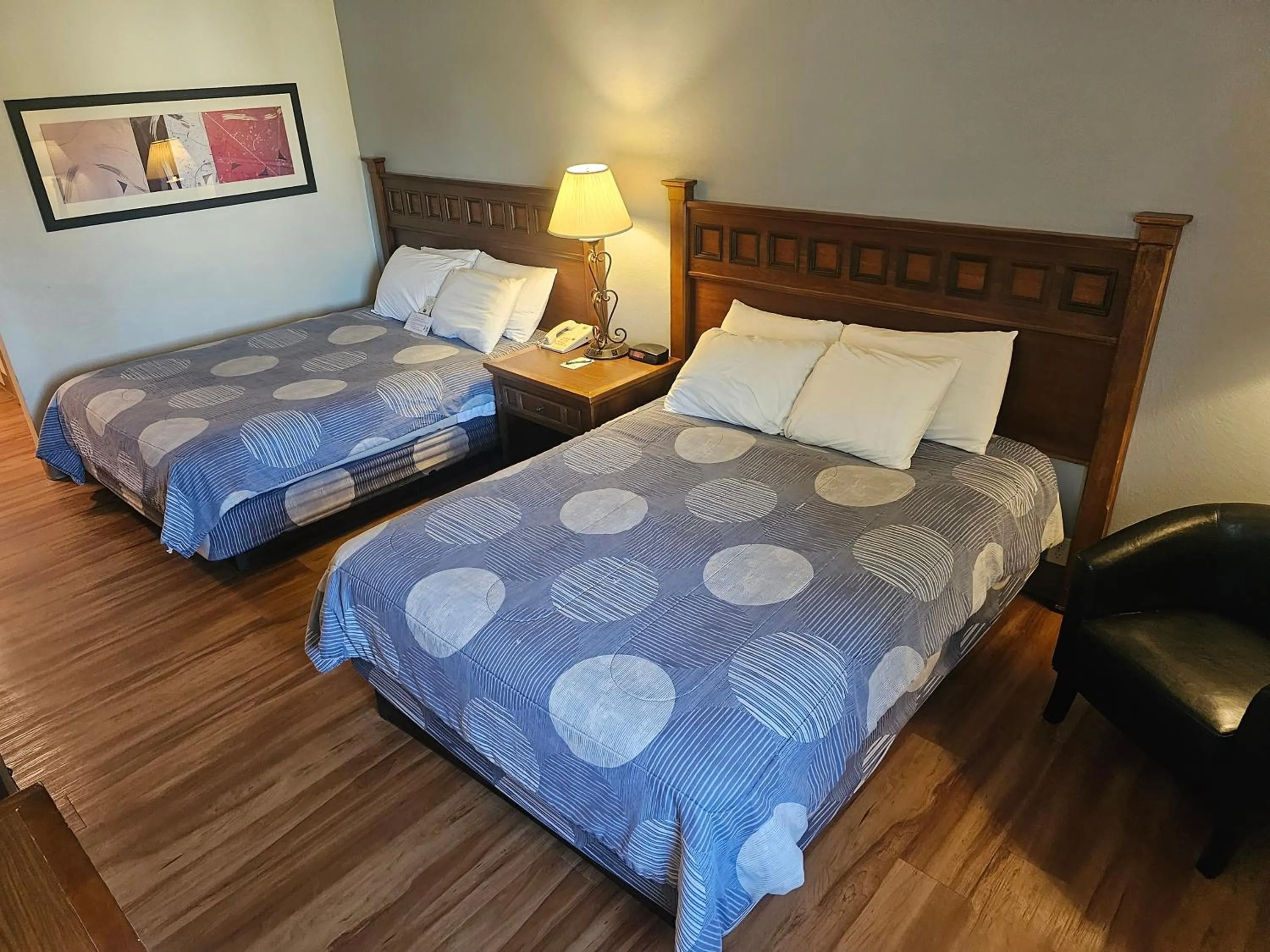 Bed in Broadway Inn Conference Center