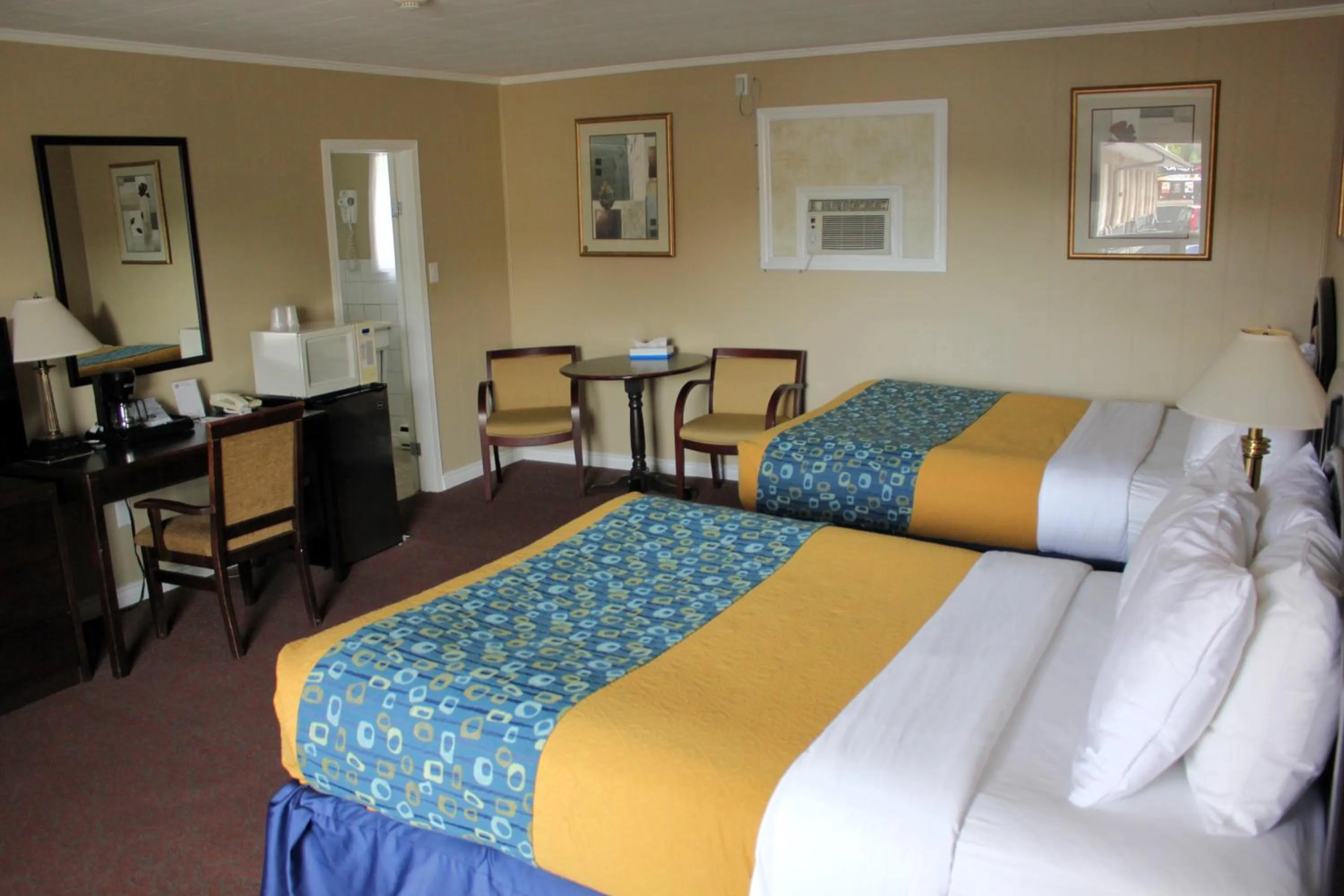 Bedroom, Bed in Nights Inn Owen Sound