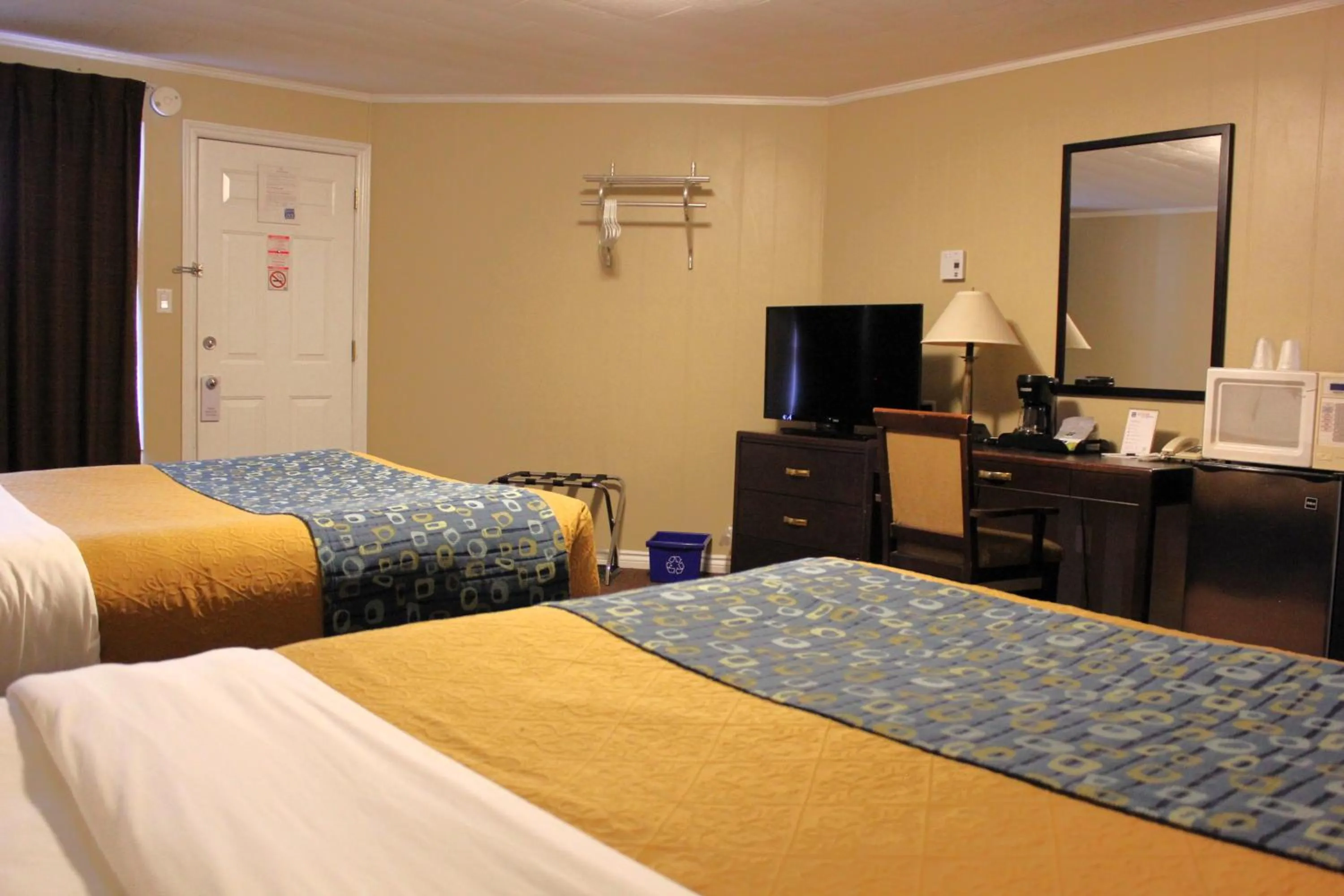 Bedroom, Bed in Nights Inn Owen Sound