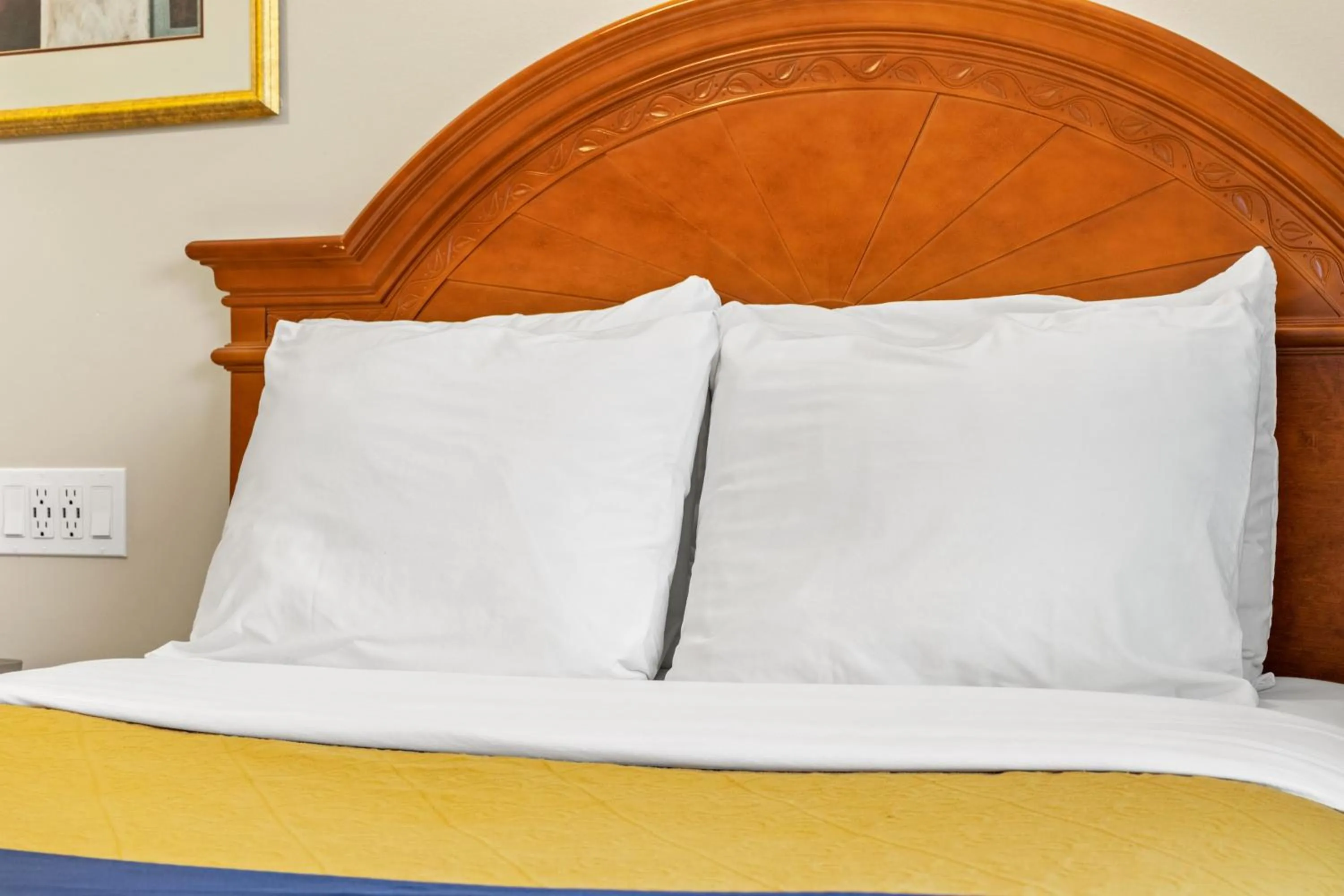 Bed in Nights Inn Owen Sound