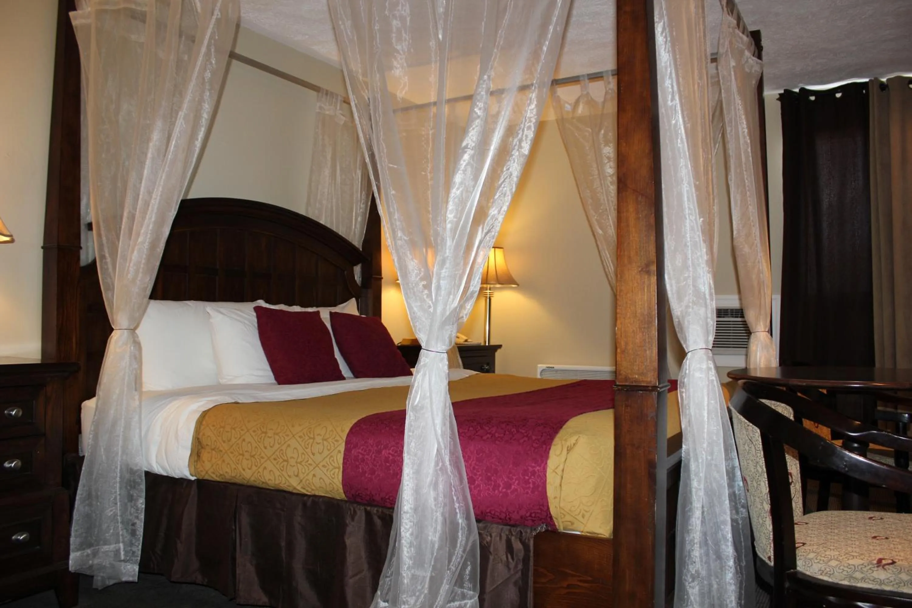 Bed in Nights Inn Owen Sound