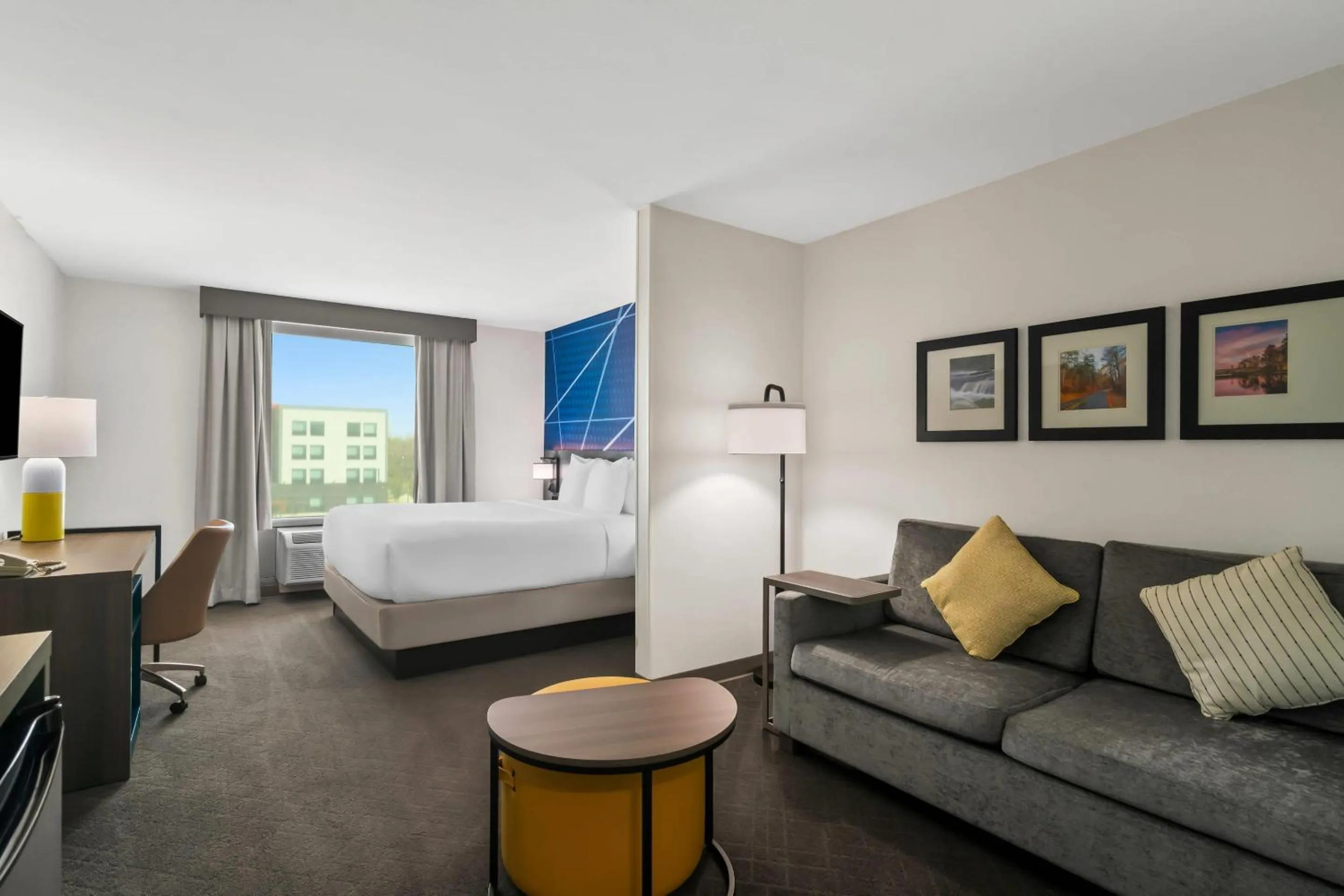 Bedroom, Bed in Comfort Suites Bentonville - Rogers