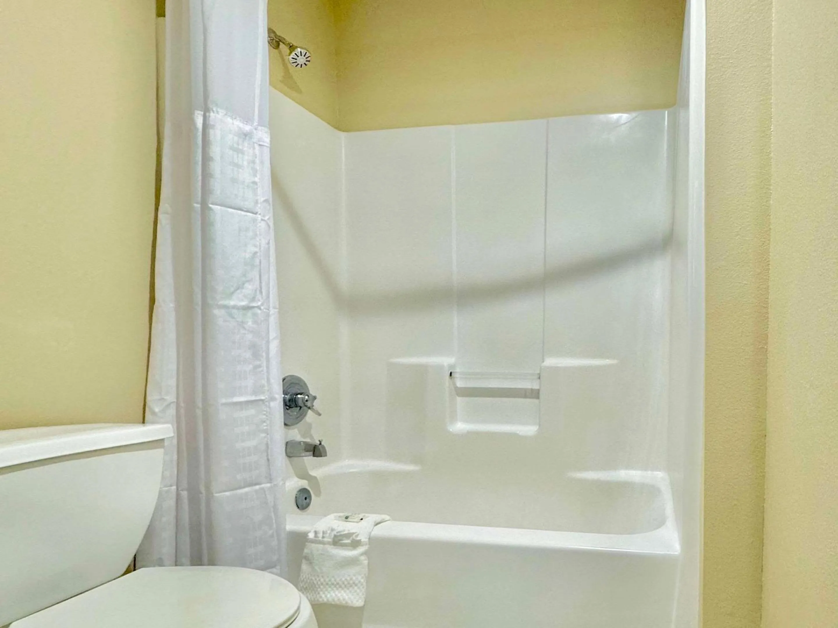 Bedroom in Quality Inn & Suites Willows