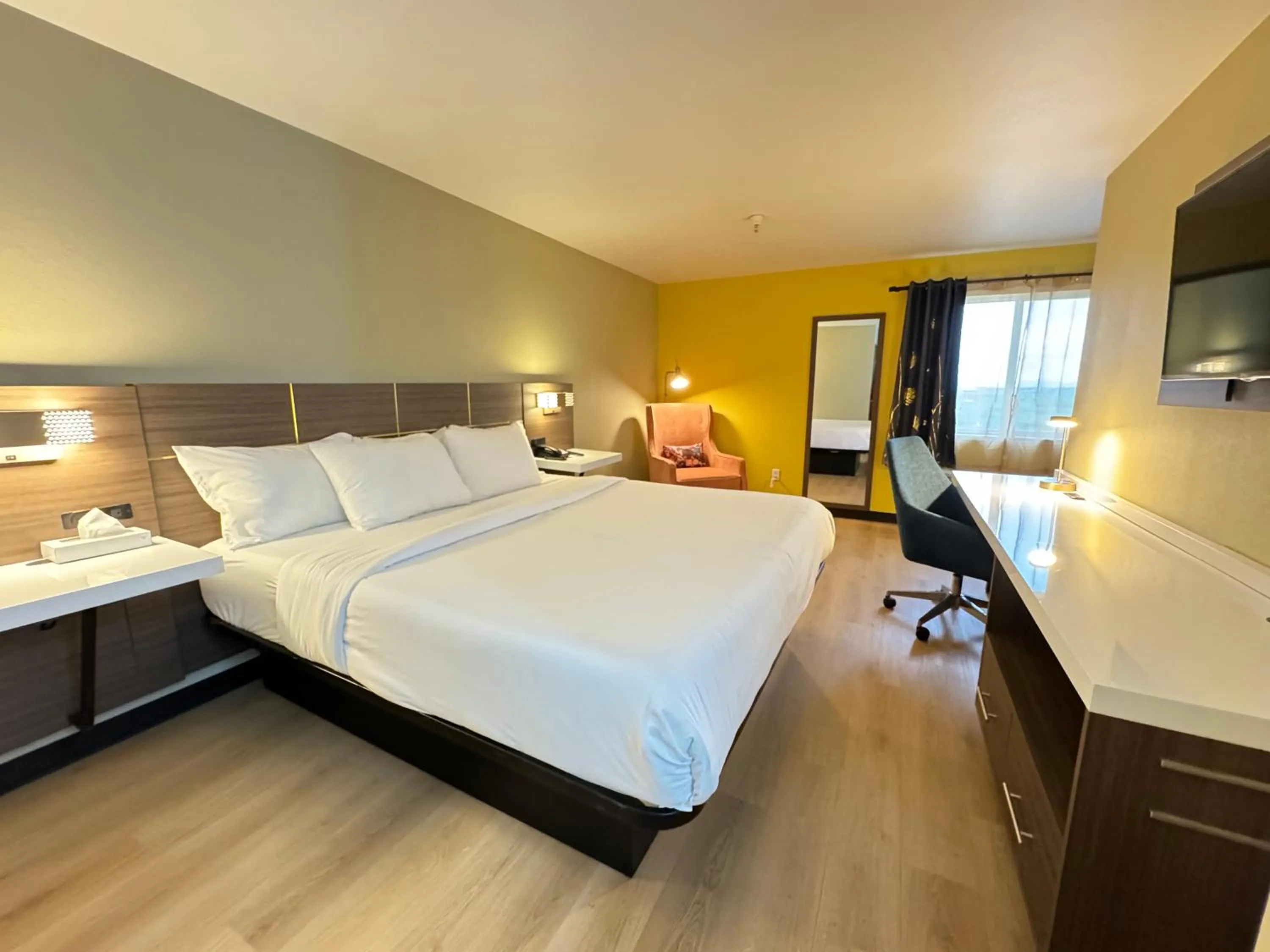 Photo of the whole room, Bed in Quality Inn & Suites Willows