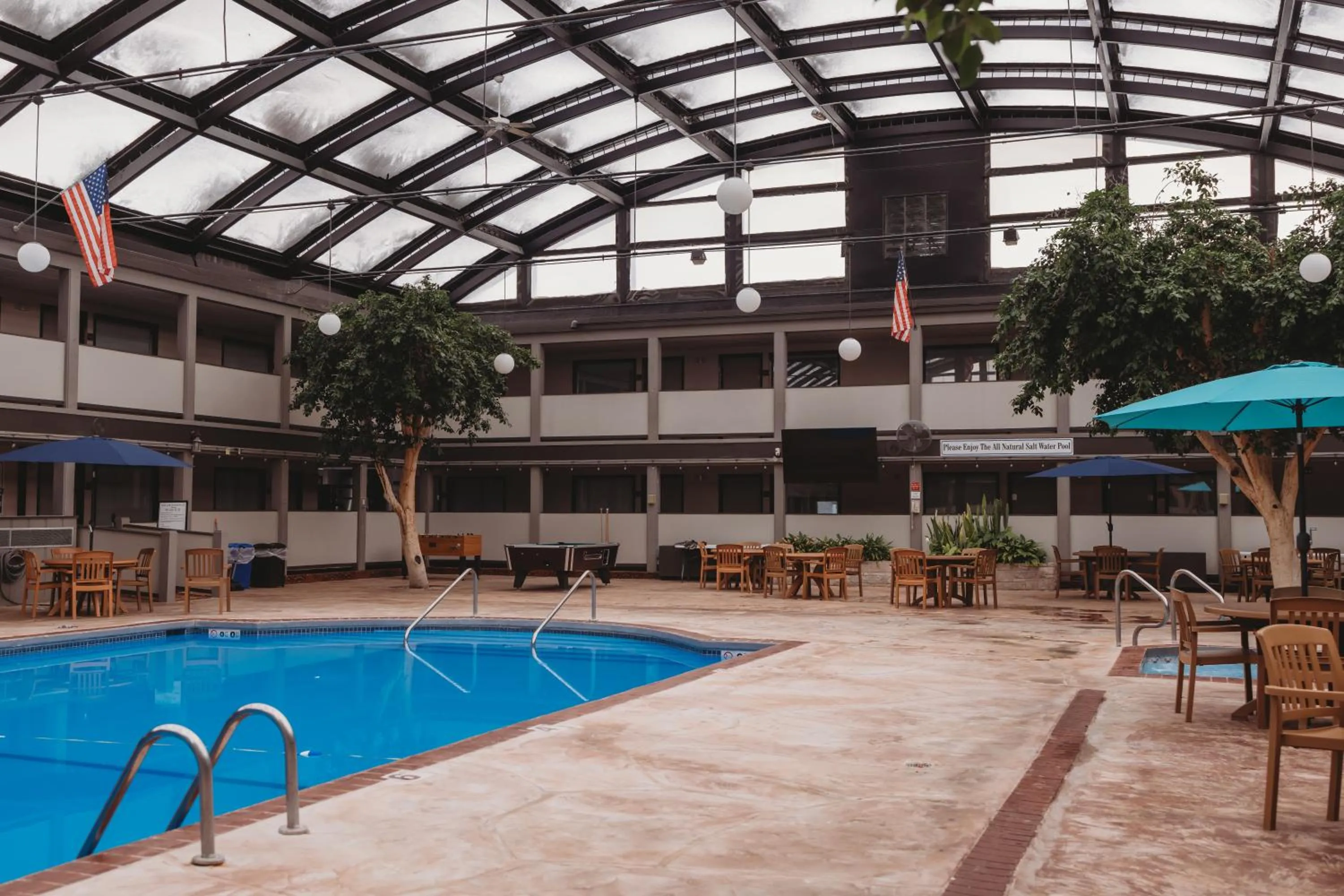 Swimming pool in Clarion Inn