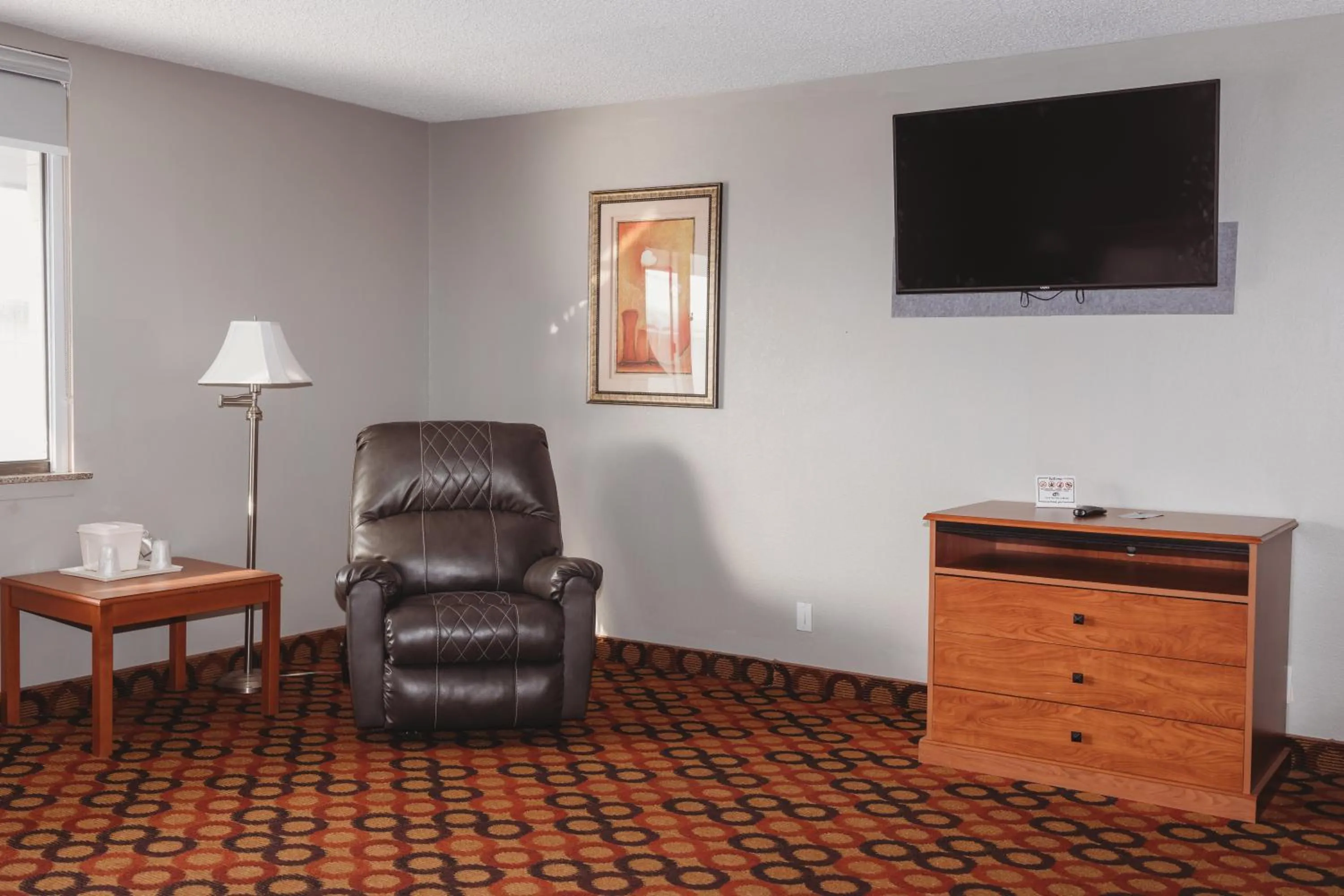 Living room in Clarion Inn