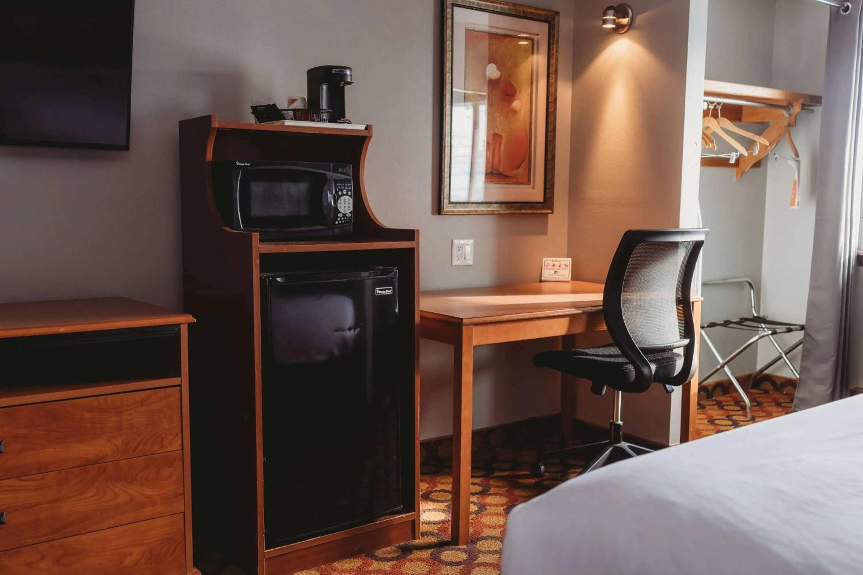 Photo of the whole room, Bed in Clarion Inn