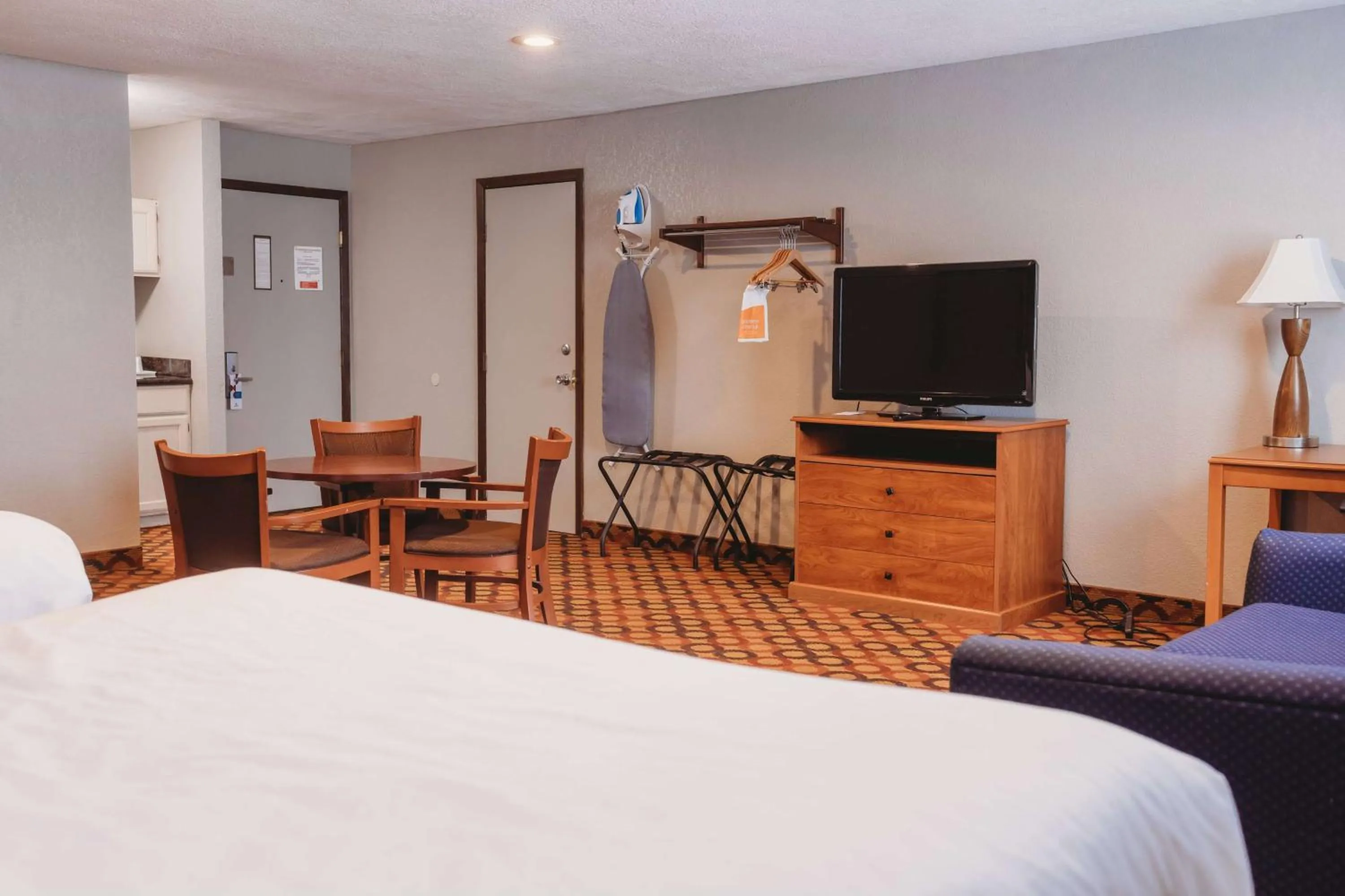 Photo of the whole room, Bed in Clarion Inn