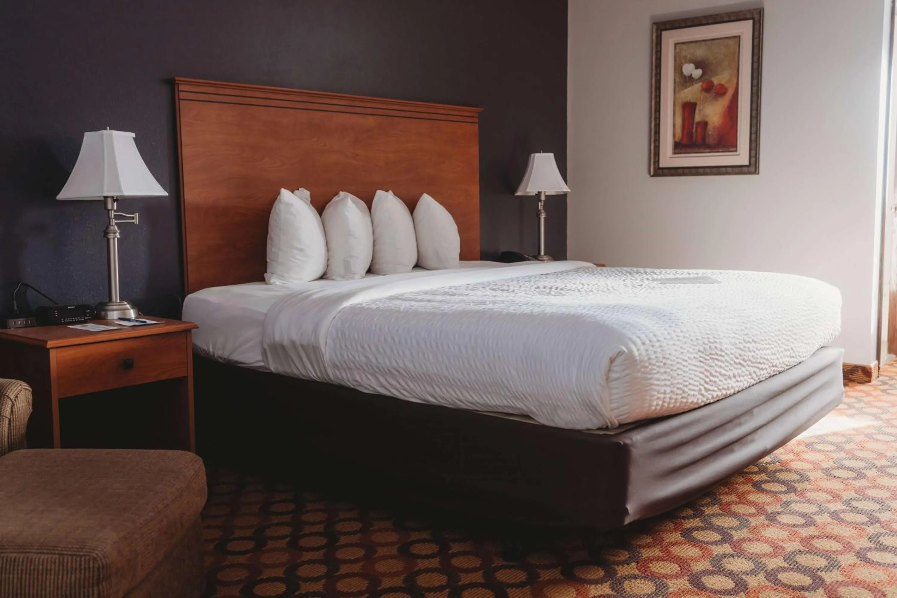 Photo of the whole room, Bed in Clarion Inn