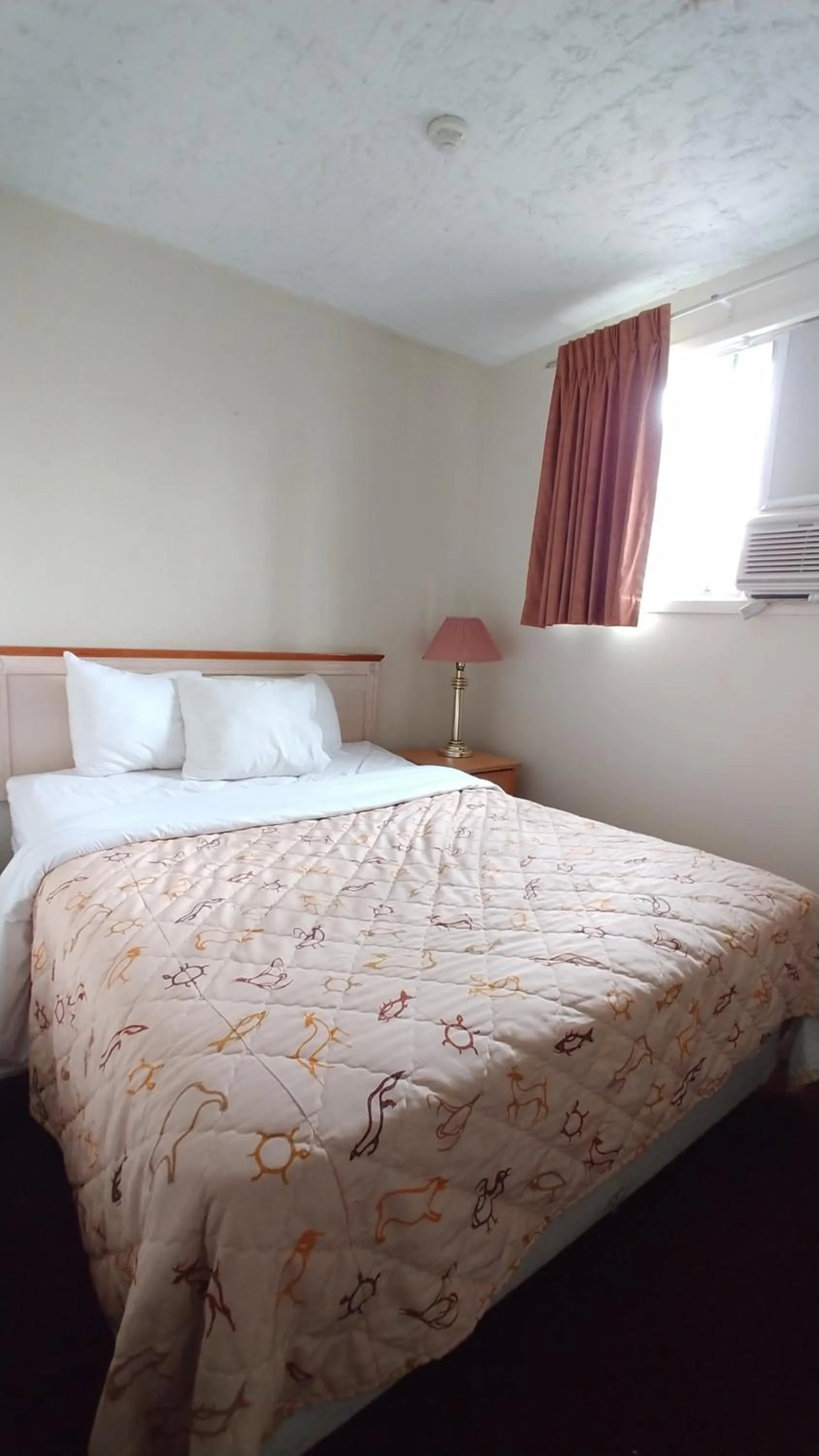 Bed in Sand Castle Suites Motel