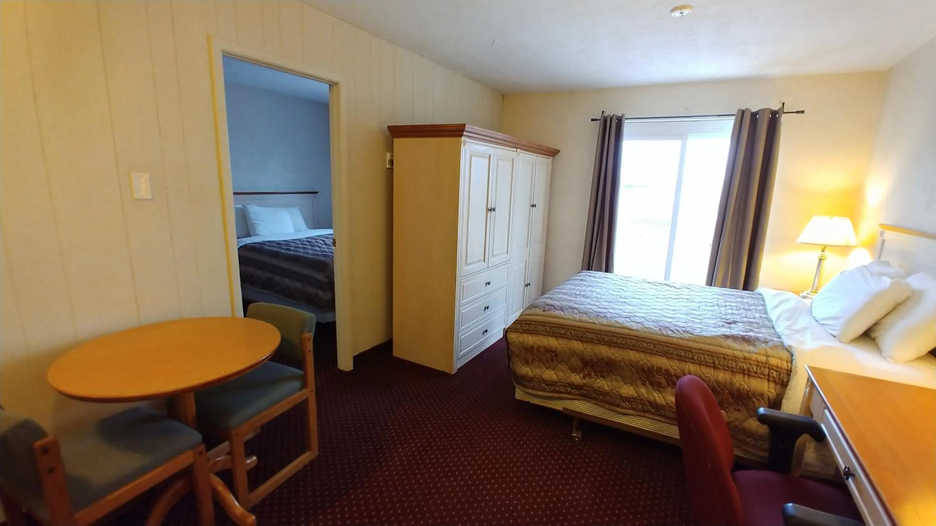 Bed in Sand Castle Suites Motel