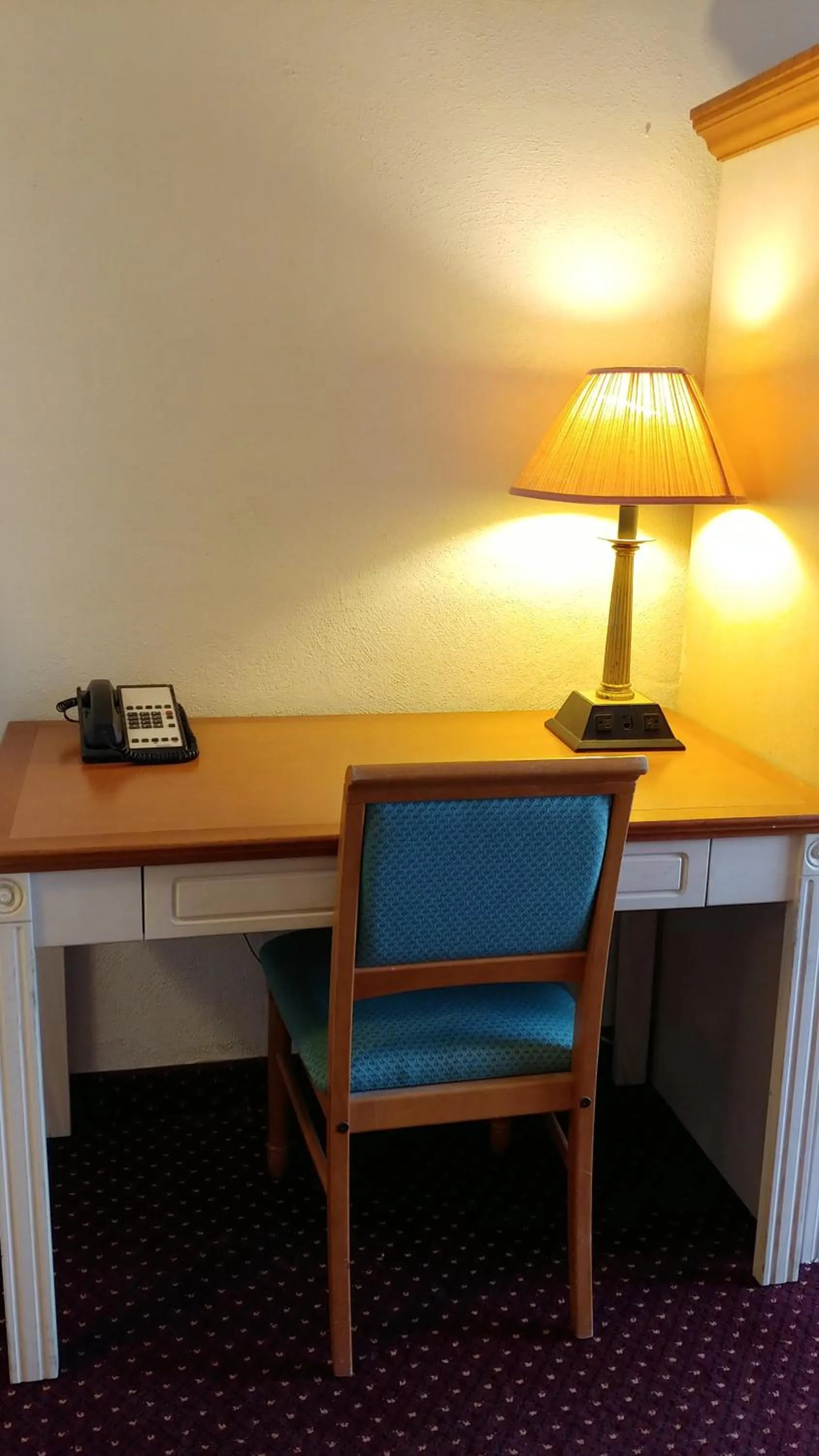 TV/Entertainment Center in Sand Castle Suites Motel