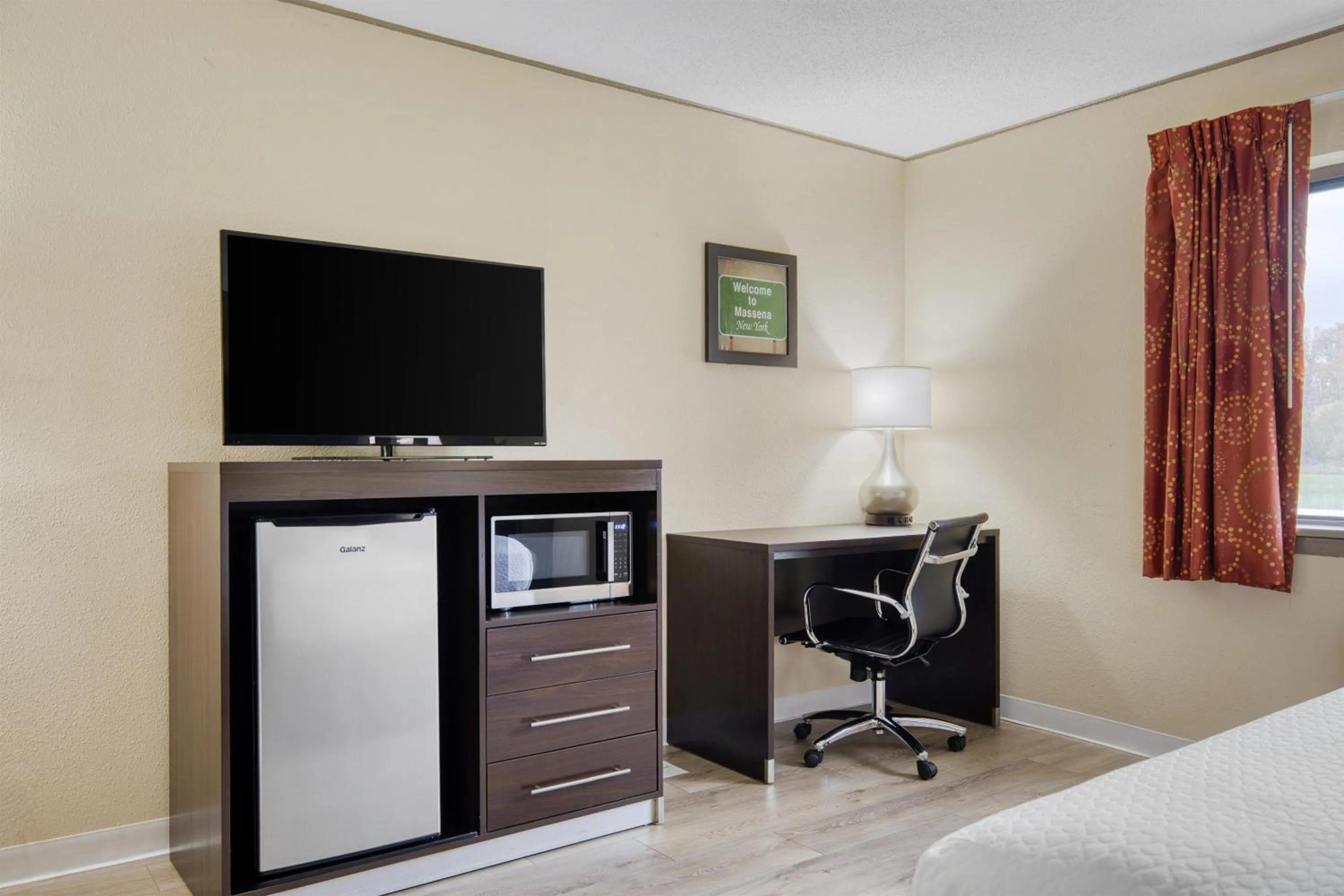 Bedroom, Bed in SureStay by Best Western Massena