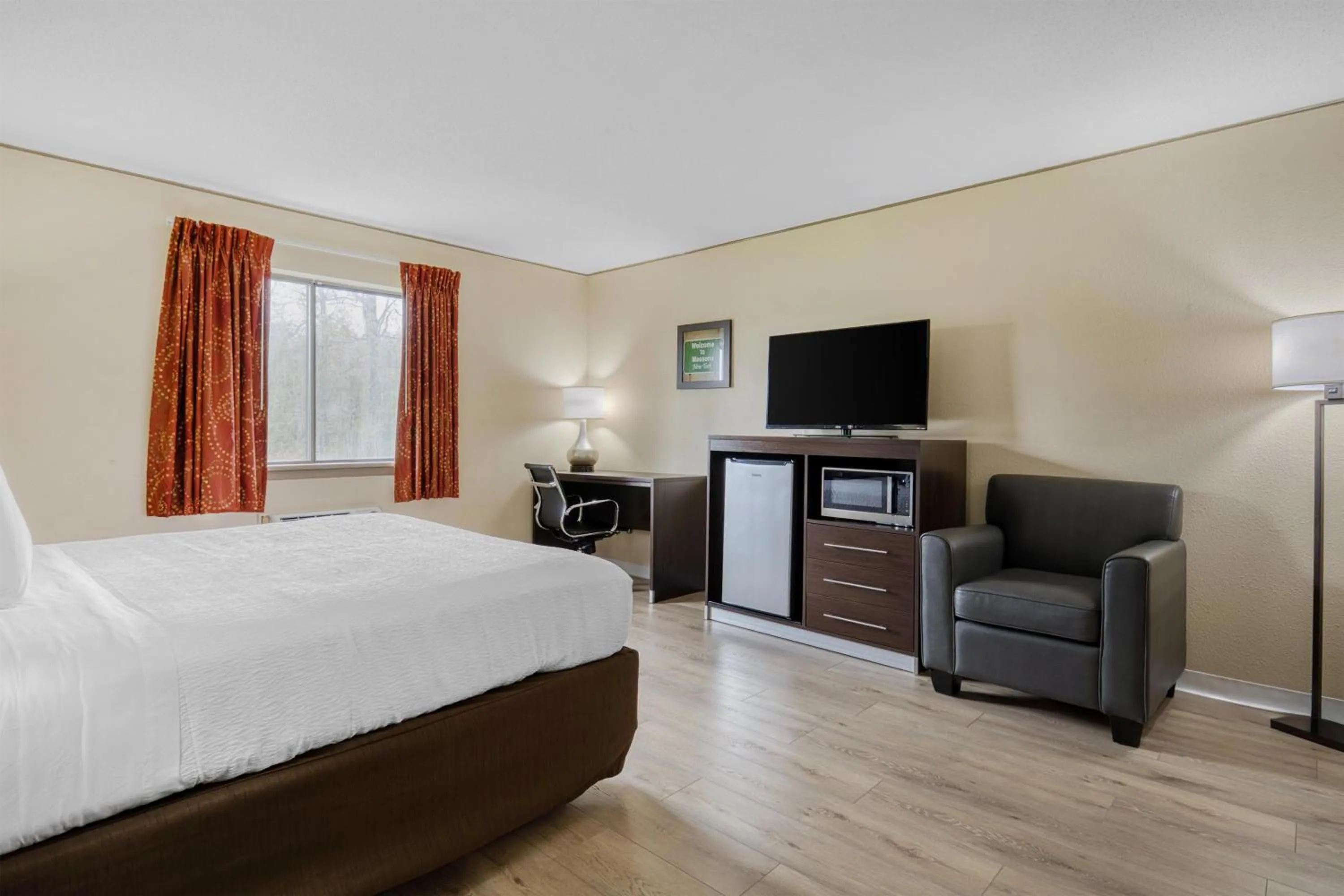 Bedroom, Bed in SureStay by Best Western Massena