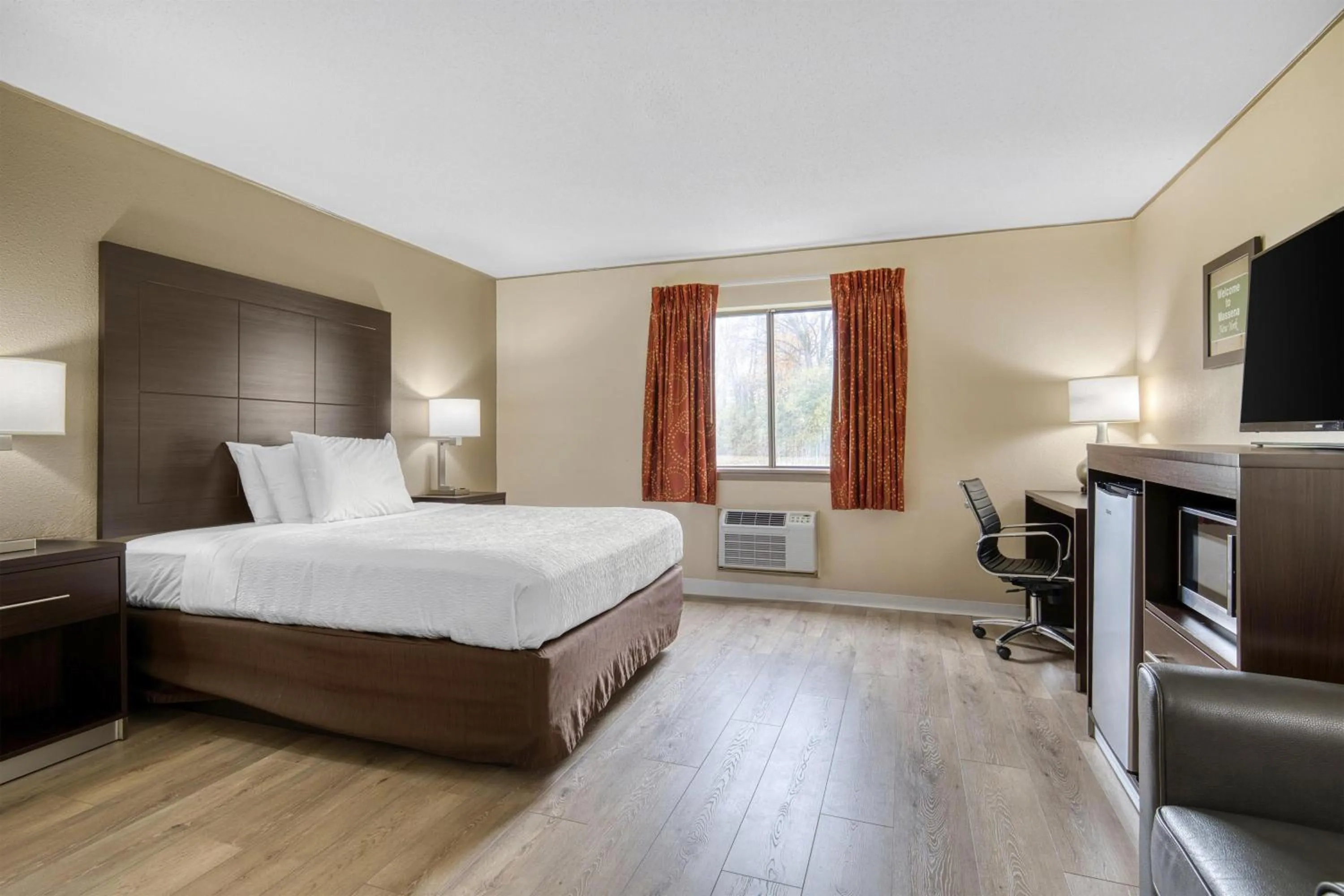 Bedroom, Bed in SureStay by Best Western Massena