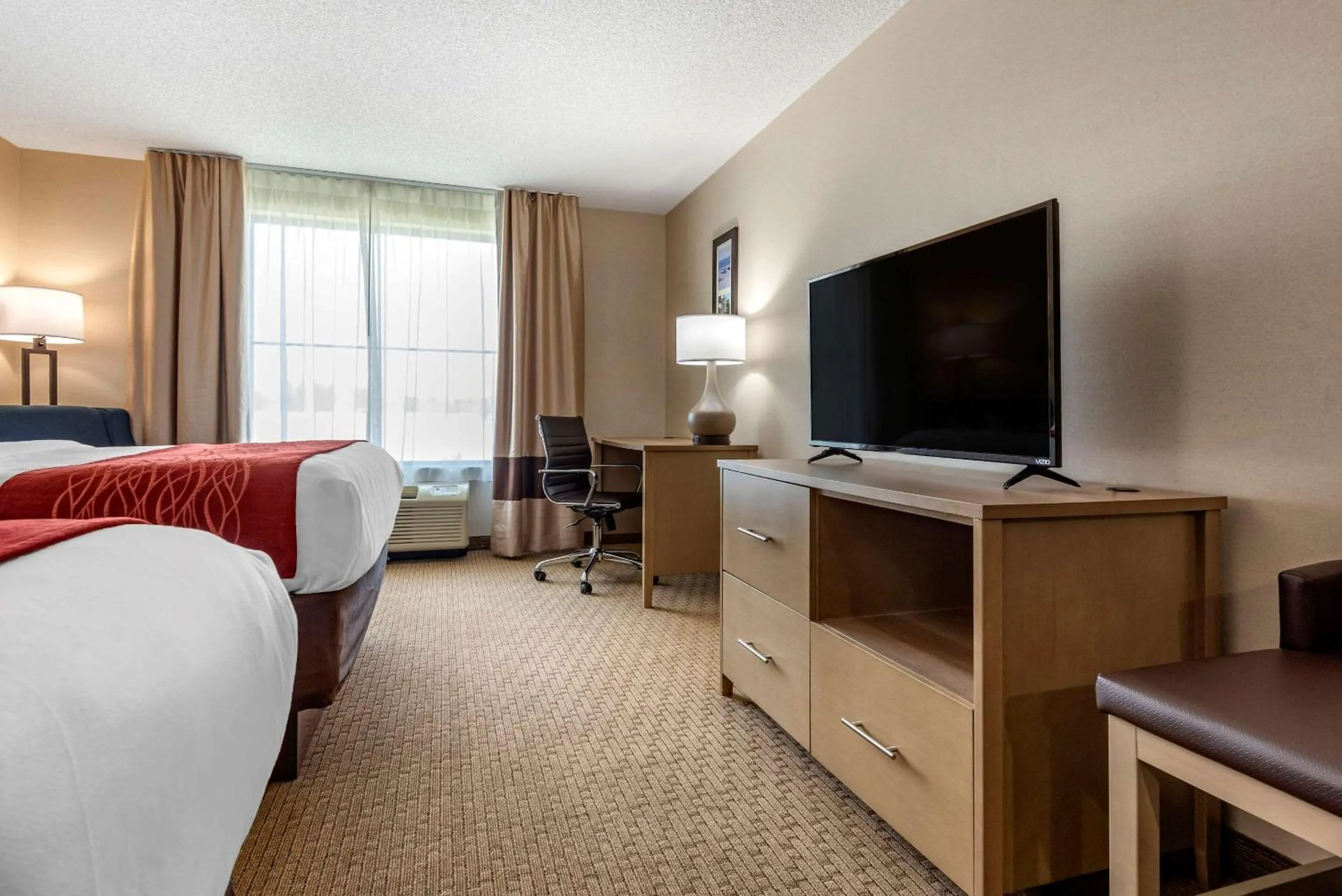 Photo of the whole room, Bed in Comfort Inn & Suites Farmington - Victor