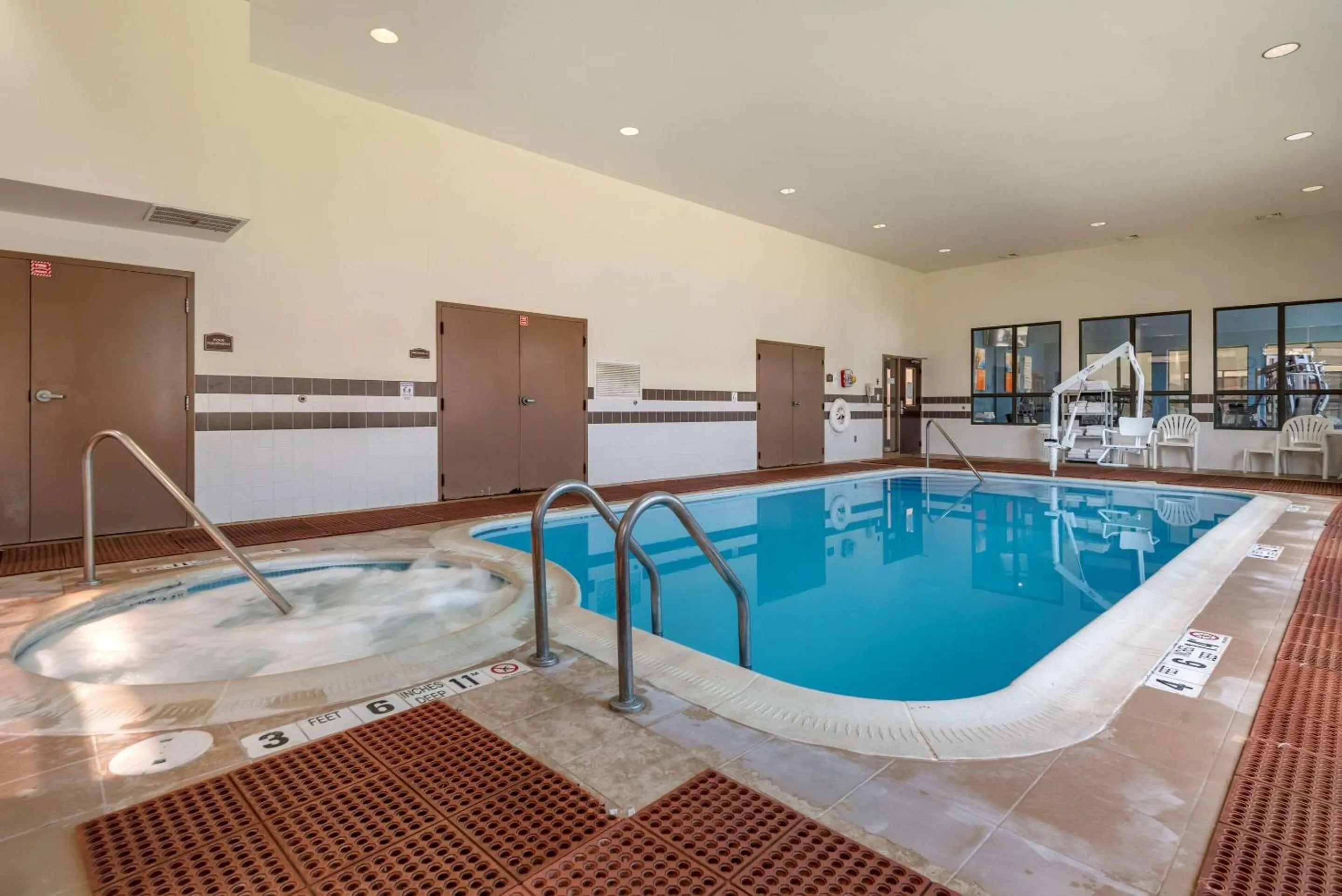 Hot Tub in Comfort Inn & Suites Farmington - Victor