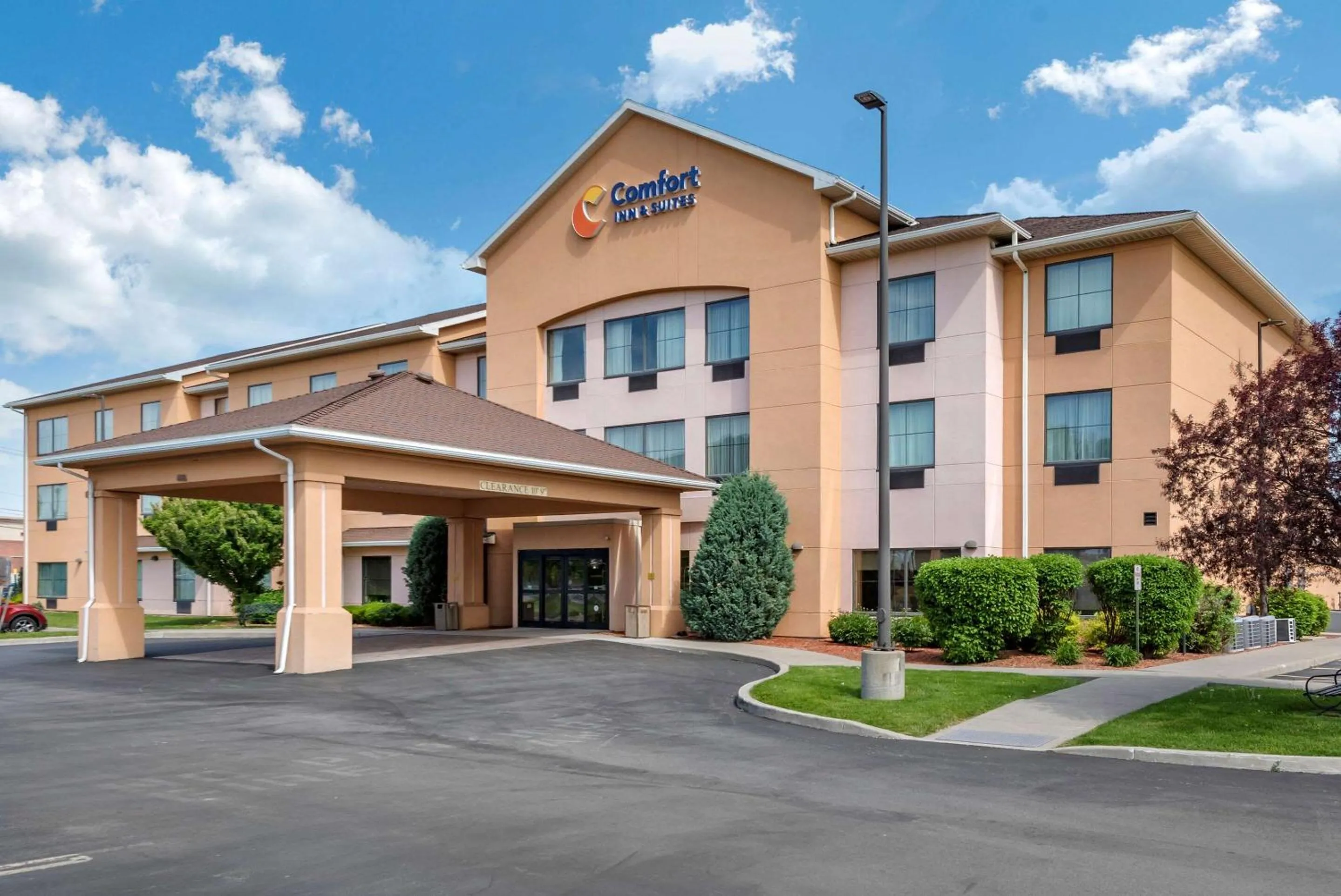 Property building in Comfort Inn & Suites Farmington - Victor