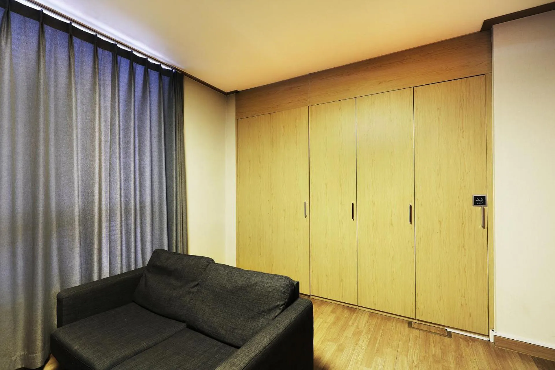 wardrobe in BOLTON Hotel